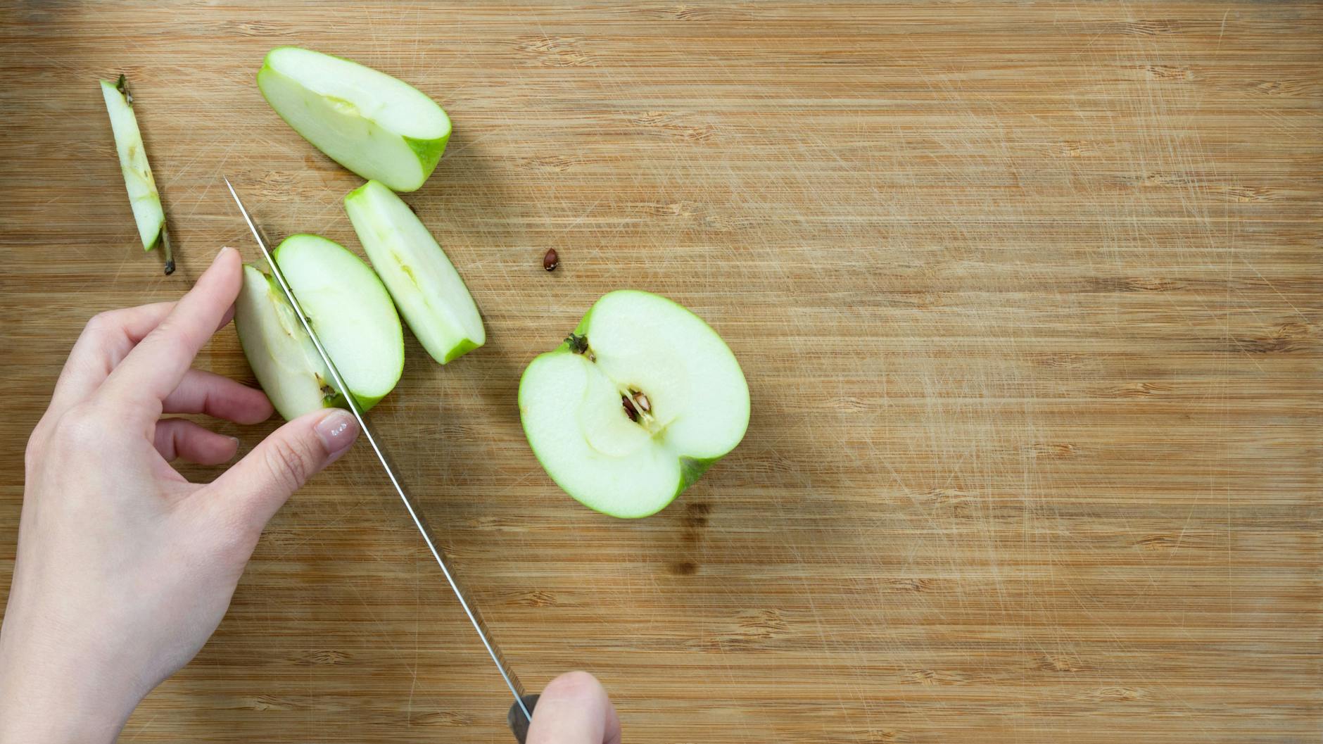 Ein Apfel isst sich leichter, wenn man ihn in mundgerechte Stücke schneidet. Die Schale sollte man aber dran lassen.