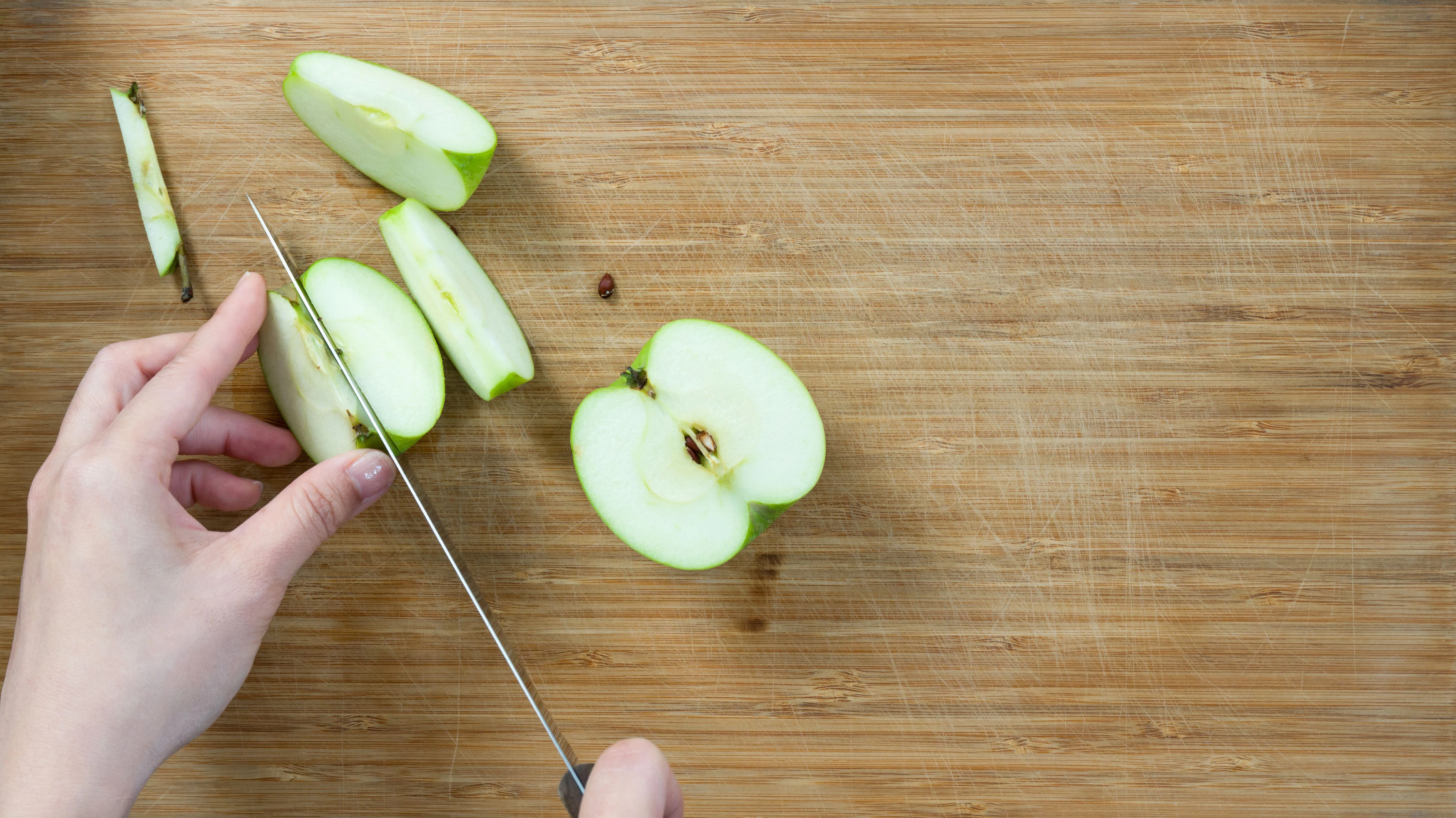 Ein Apfel isst sich leichter, wenn man ihn in mundgerechte Stücke schneidet. Die Schale sollte man aber dran lassen.