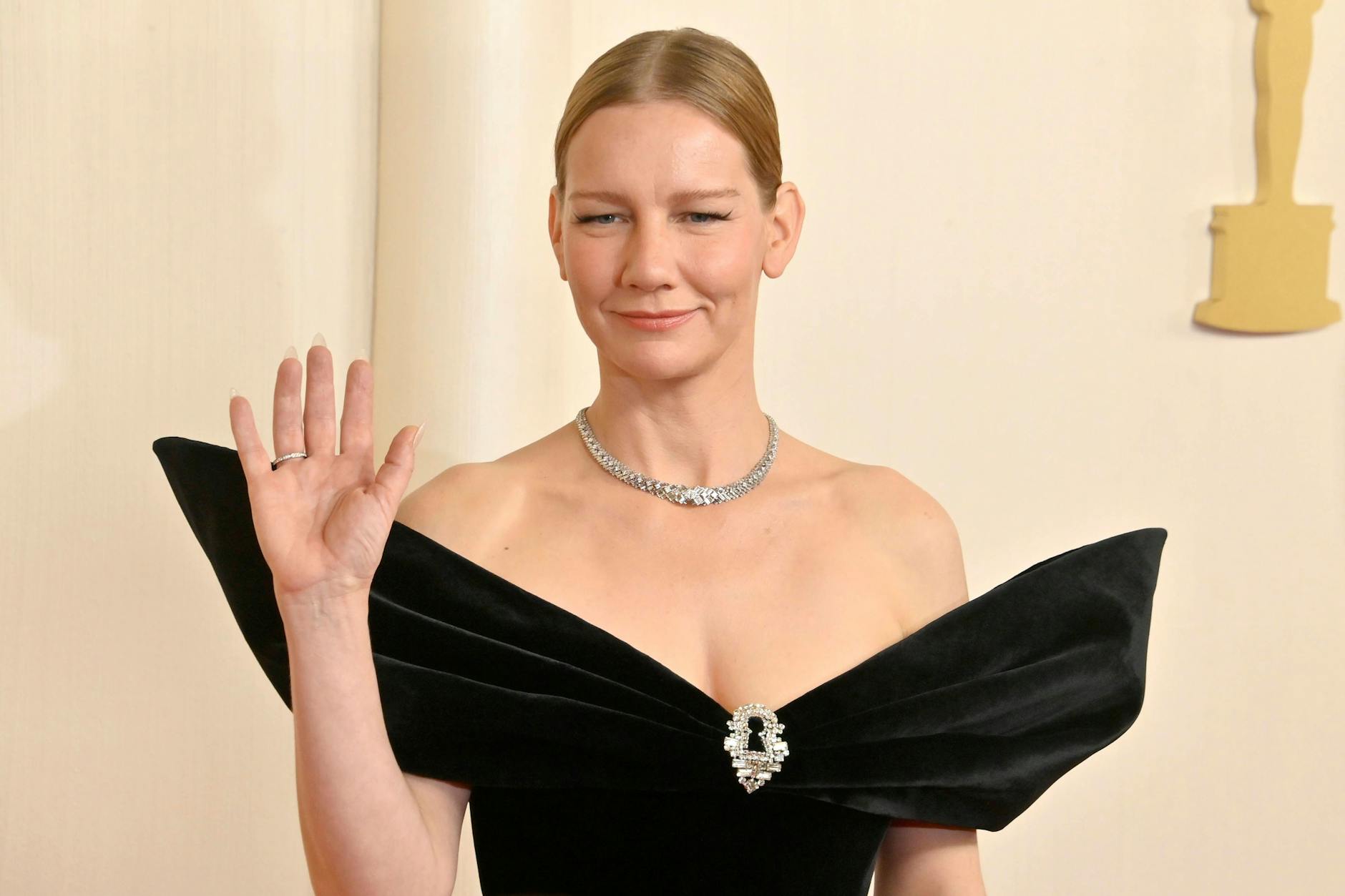 Hallöchen! Sandra Hüller gehörte in ihrer Schiaparelli-Robe zu den Gewinnerinnen des Abends.