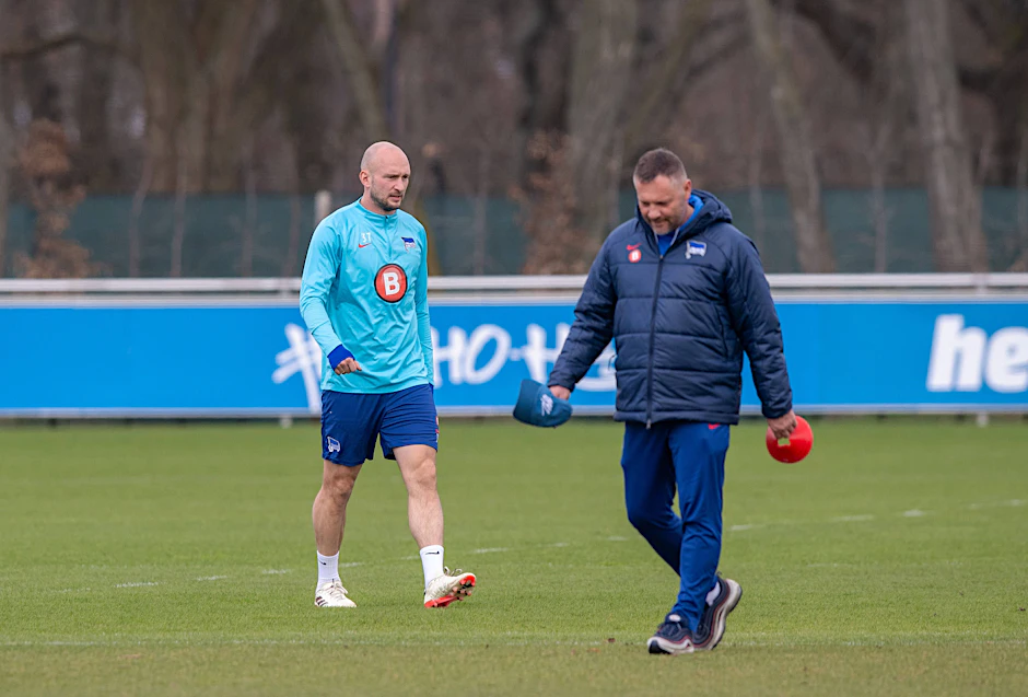 Herthas Trainer Pal Dardai war mit der Leistung seines Kapitäns Toni Leistner beim 0:2 in St. Pauli nicht zufrieden und wechselte ihn zur Pause aus.