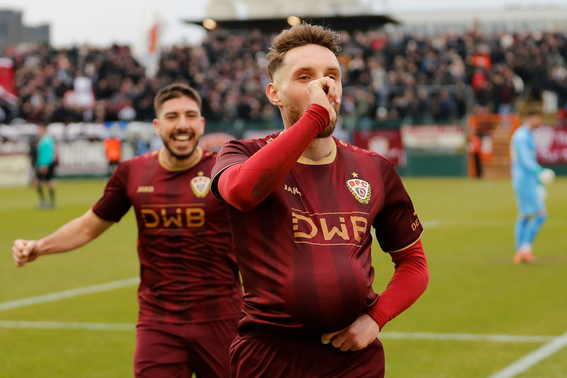 Amar Suljic feiert sein 3:0 gegen Lok Leipzig mit dem Baby-Jubler, BFC-Kollege Vasileios Dedidis freut sich mit.