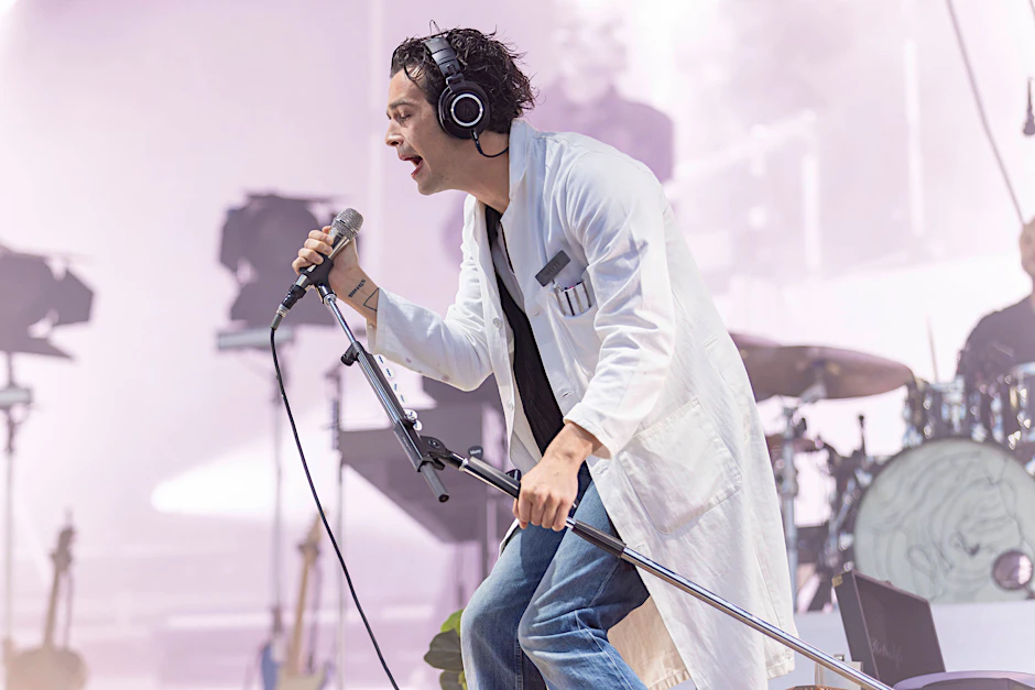 Spiel und Spektakel: The 1975 verwandeln die Mercedes-Benz-Arena in ein modernes Theater