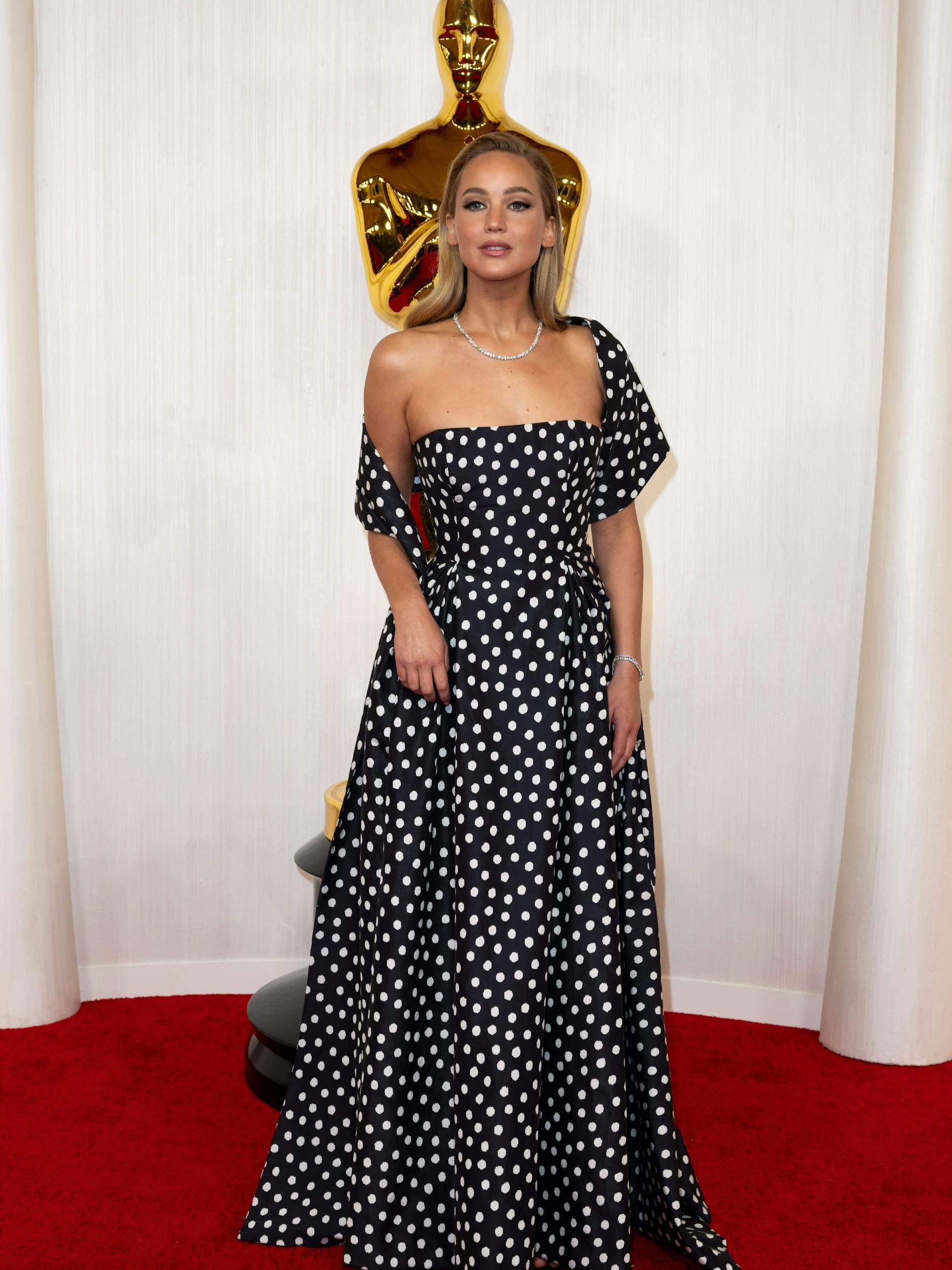 <strong>FLOP:</strong> Ansonsten eine unserer Stil-Heldinnen, scheint sich <strong>Jennifer Lawrence</strong> nach einer Gartenparty nicht mehr die Mühe gemacht zu haben, sich für den roten Teppich der Academy Awards umzuziehen. Das nennt man nachhaltig! Das Polka-Dot-Kleid von Christian Dior ist aber das Gegenteil von glamourös und an sich zwar schön, für eine Galaveranstaltung indes seltsam unpassend.