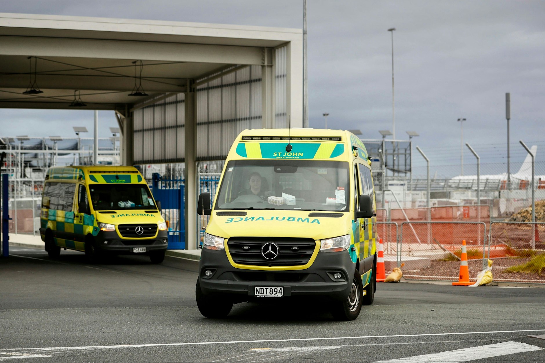 Neuseeland: Krankenwagen verlassen den Flughafen Auckland International, bringen Verletzte des Fluges in Krankenhäuser.