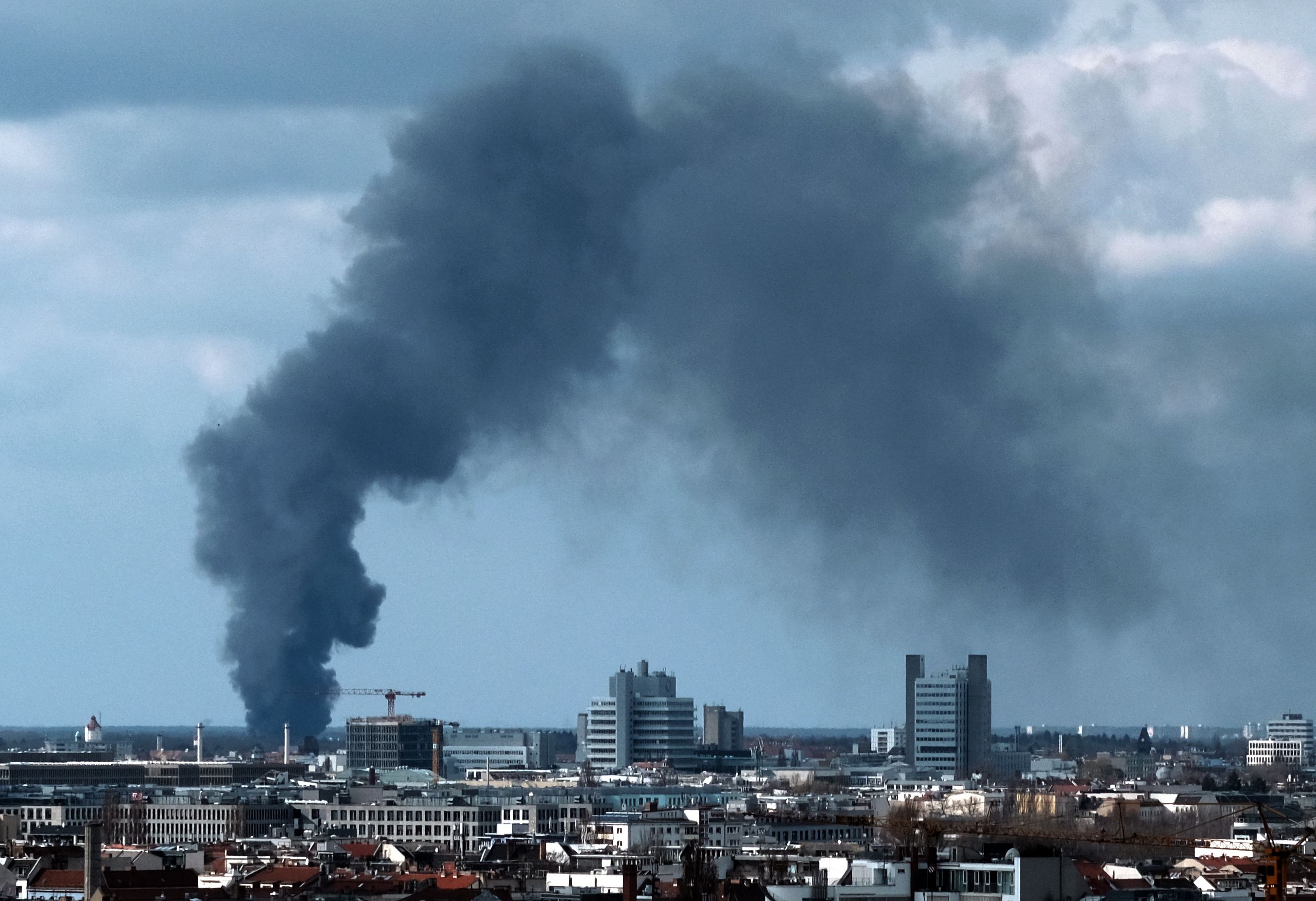 Großfeuer in Flüchtlingsunterkunft – Zelt brennt ab