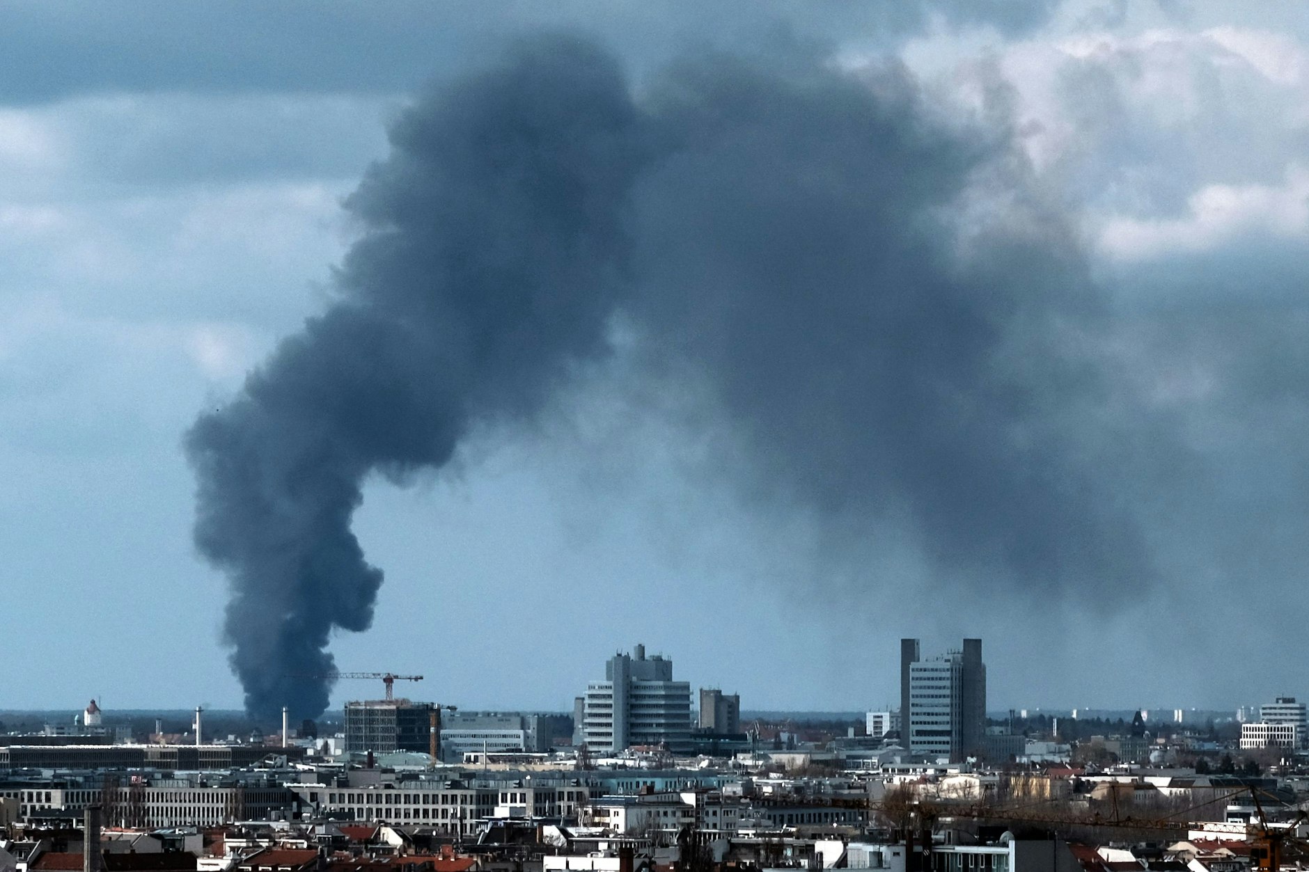 Großbrand in Tegel in der Flüchtlingsunterkunft am ehemaligen Flughafen.