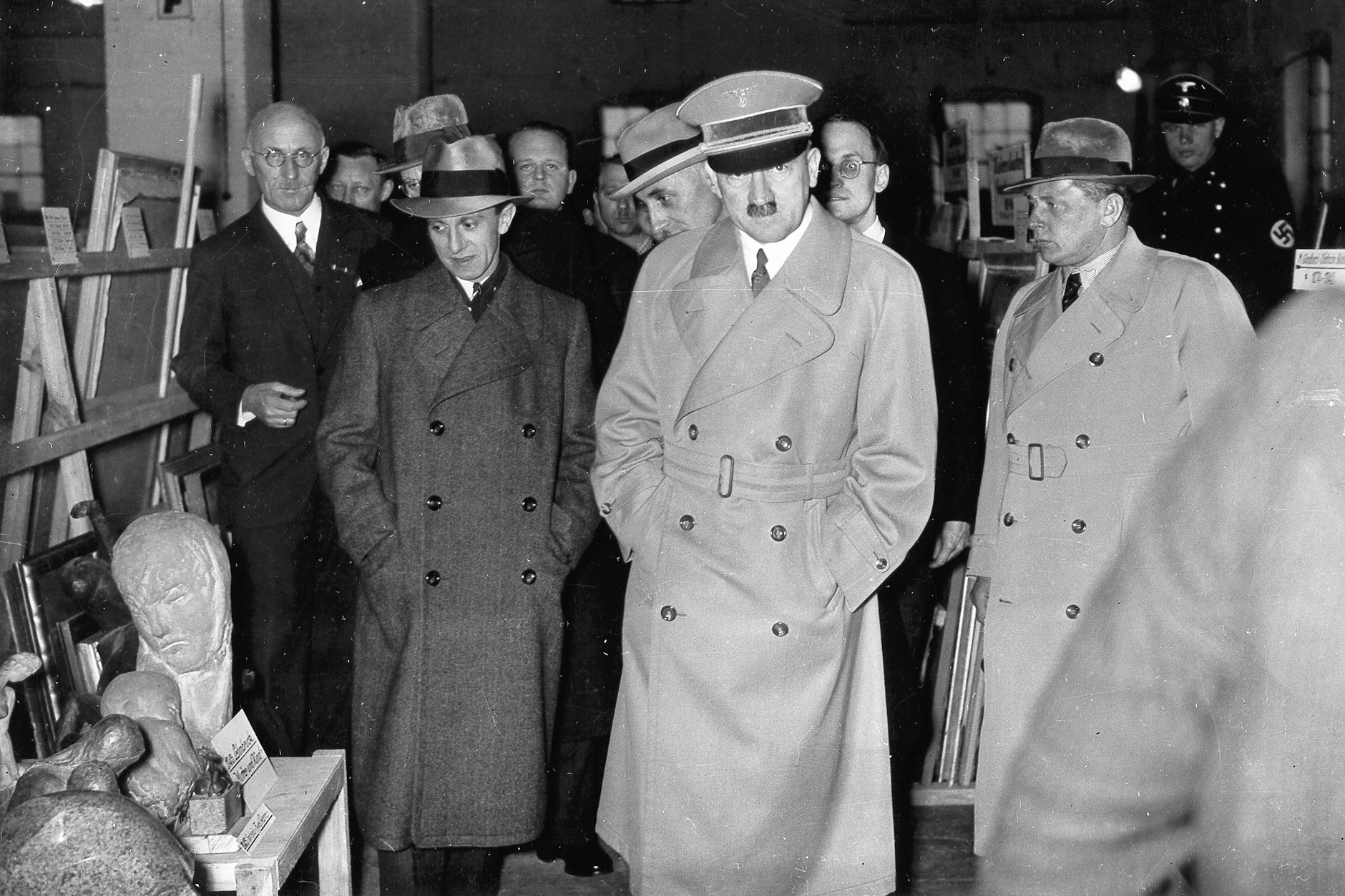 „Kein Bild findet Gnade“, urteilte Adolf Hitler bei der Besichtigung beschlagnahmter Kunstwerke im Viktoria-Speicher in Berlin im Januar 1938. An seiner rechten Seite steht Propagandaminister Joseph Goebbels.