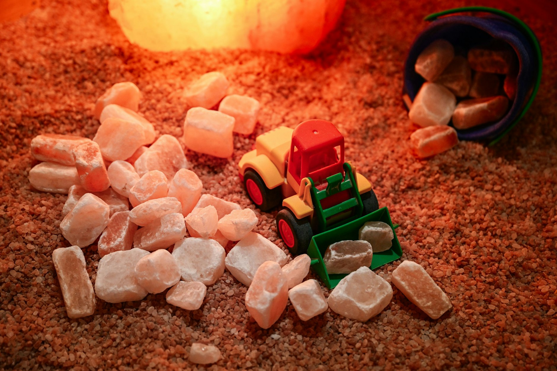 Spielzeug liegt im „Salz-Reich“ auf Kristallen aus Himalaja-Salz und zwischen großen Halit-Salzsteinen. In den Räumen der Salzgrotte in der Schlosspark-Passage Buch wird während des Aufenthalts von Kindern durch einen Aerosol-Vernebler microfeine salzige Luft (Sole) mit negativ ionisiertem Sauerstoff vermischt eingesprüht.