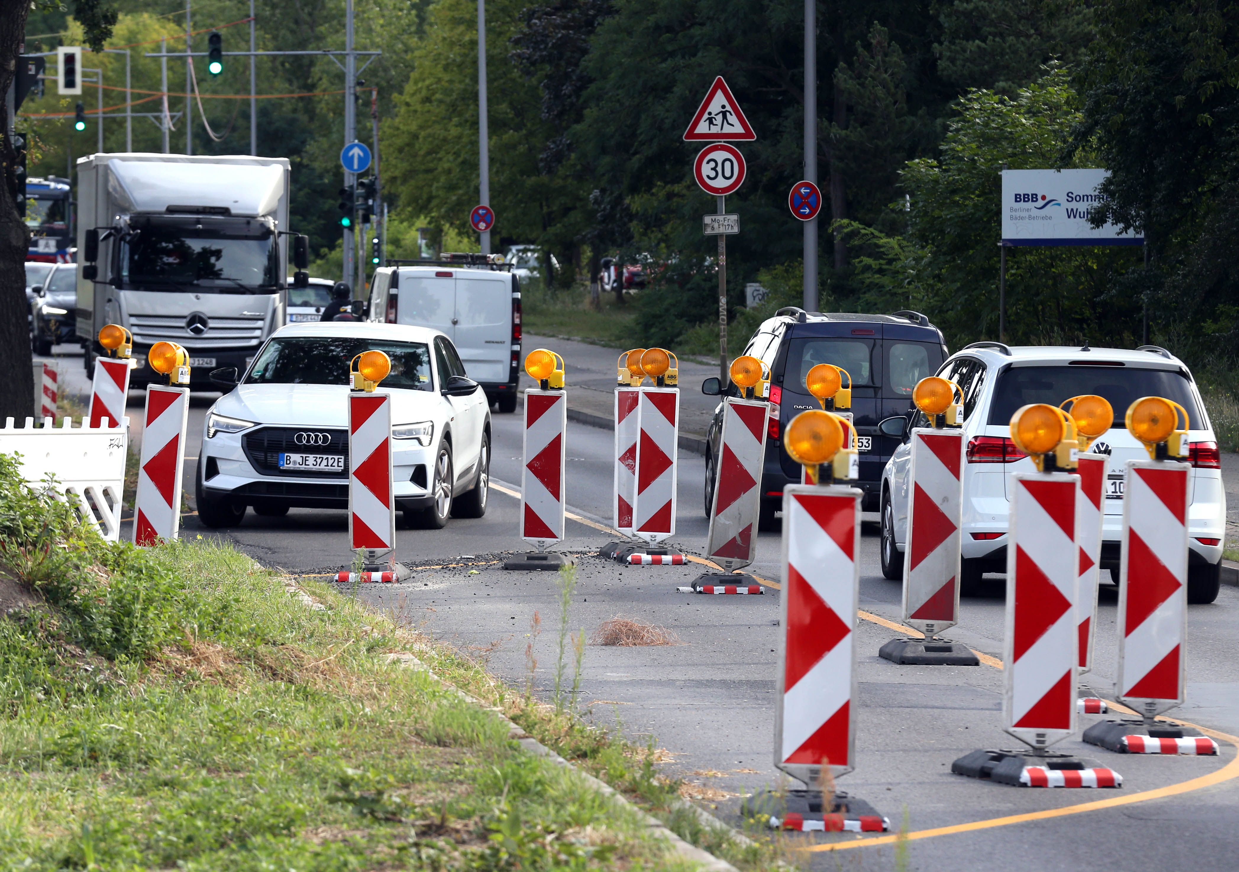 Bauarbeiten auf der Treskowallee in Treptow-Köpenick verzögern sich bis Ende Sommer