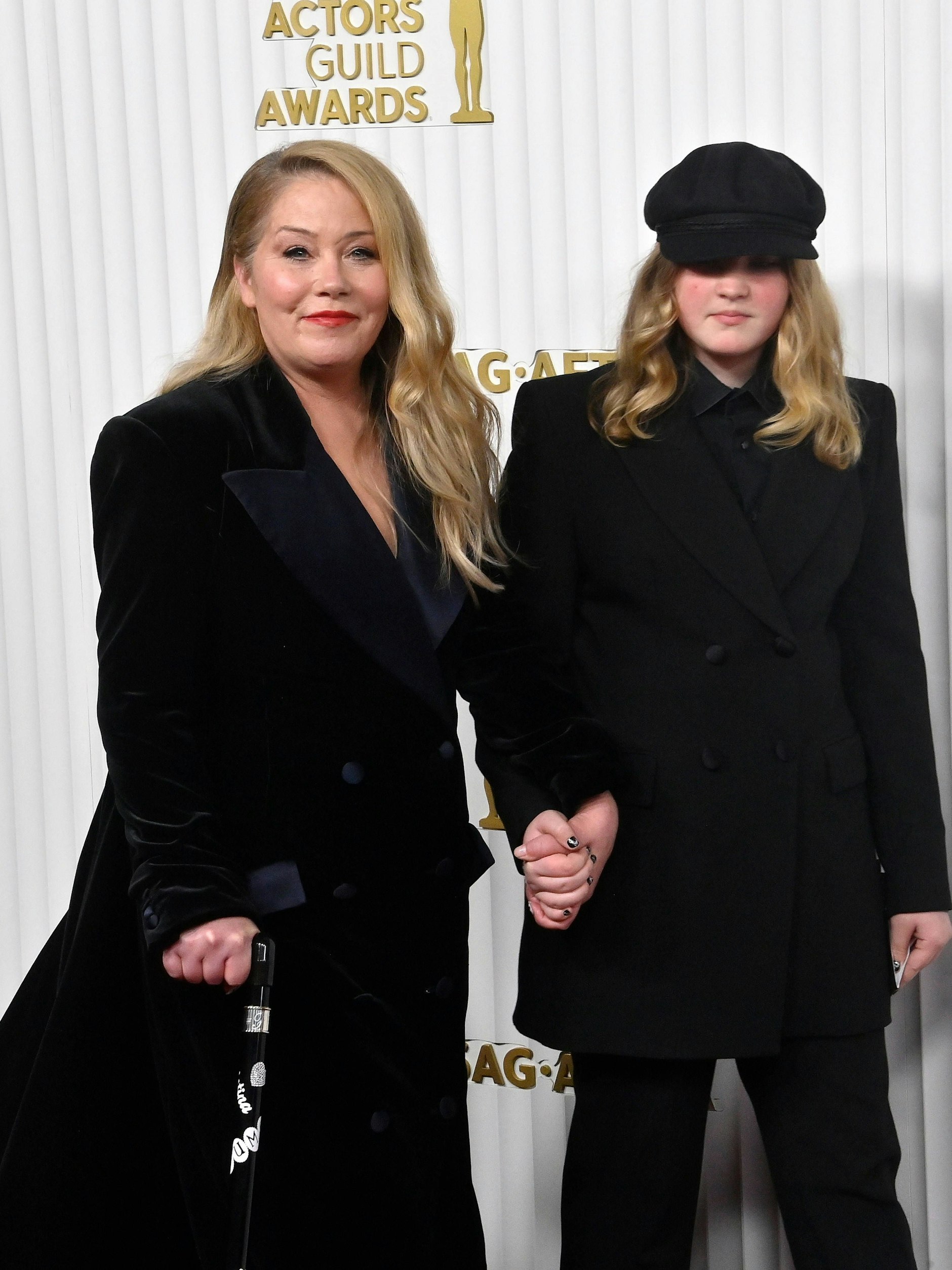 Christina Applegate mit Tochter Sadie Grace im Januar 2023 bei den SAG Awards in Los Angeles. Schon da musste die Schauspielerin am Stock gehen.
