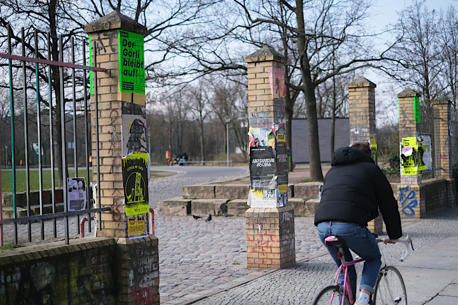Einer der Eingänge zum Görlitzer Park: Nun will der Senat in Eigenregie den umstrittenen Zaun bauen.