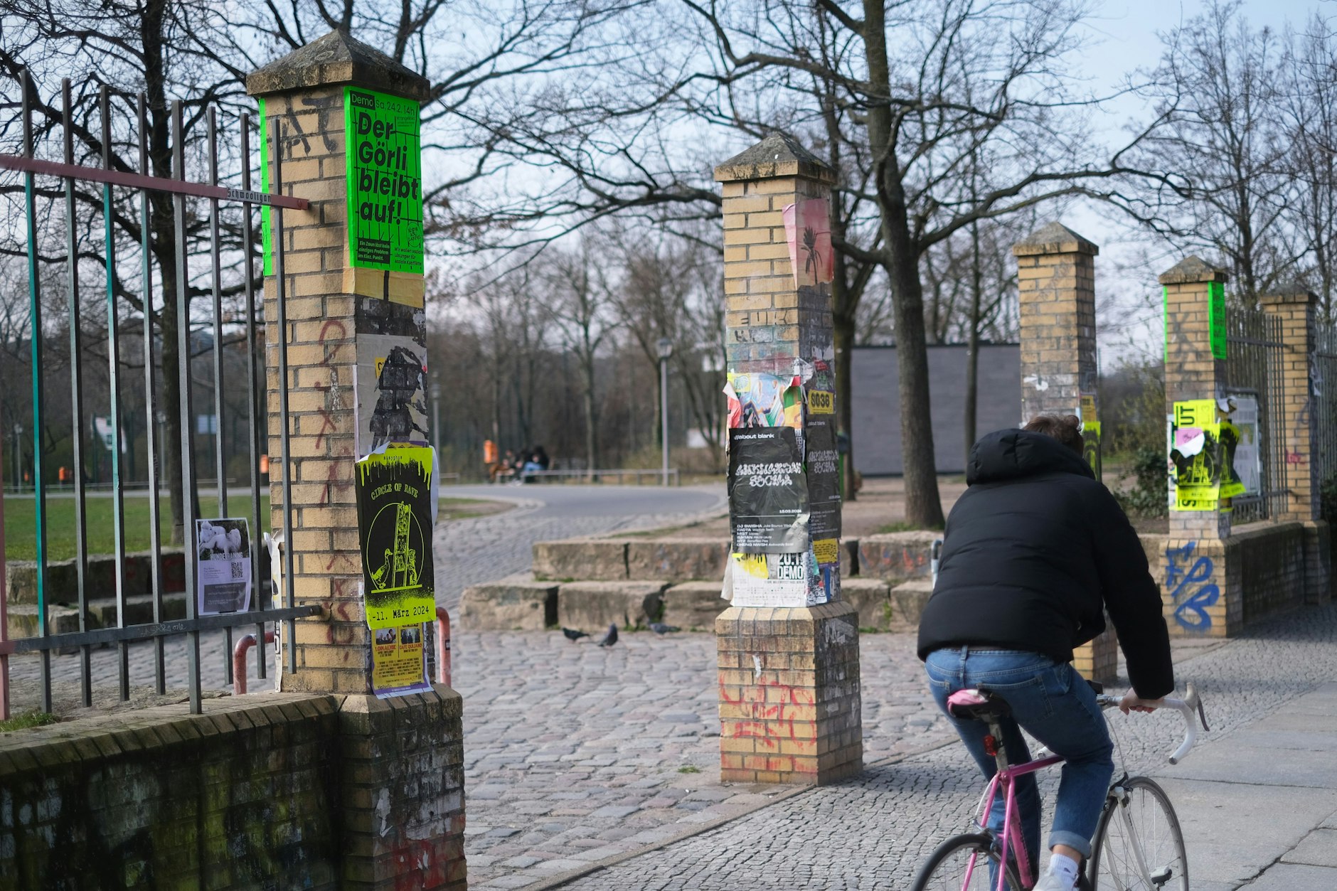 Einer der Eingänge zum Görlitzer Park: Nun will der Senat in Eigenregie den umstrittenen Zaun bauen.