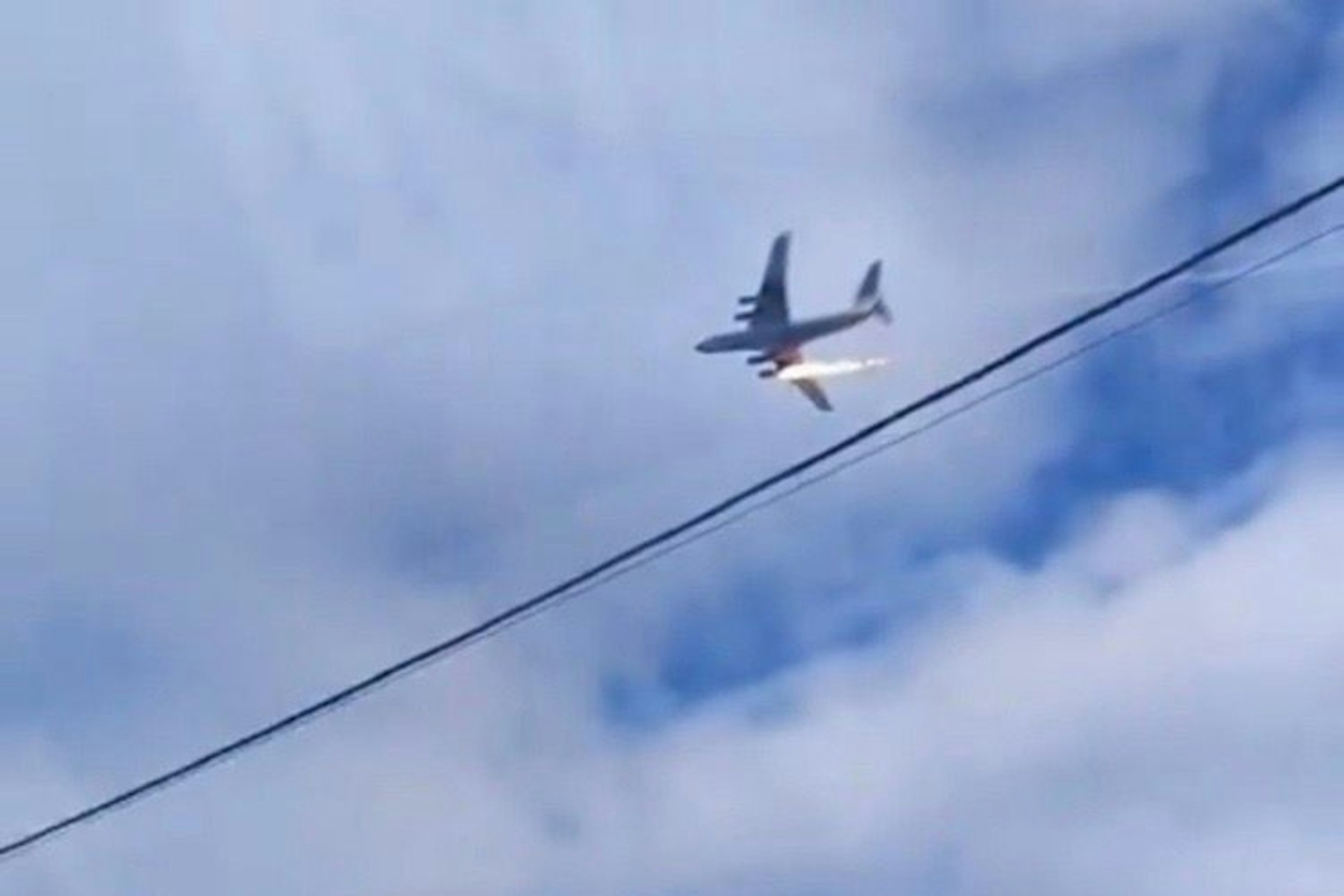 Flugzeug in Russland abgestürzt. Medienberichten zufolge soll es ein Modell des schweren Transportflugzeugs Iljuschin Il-76 sein.