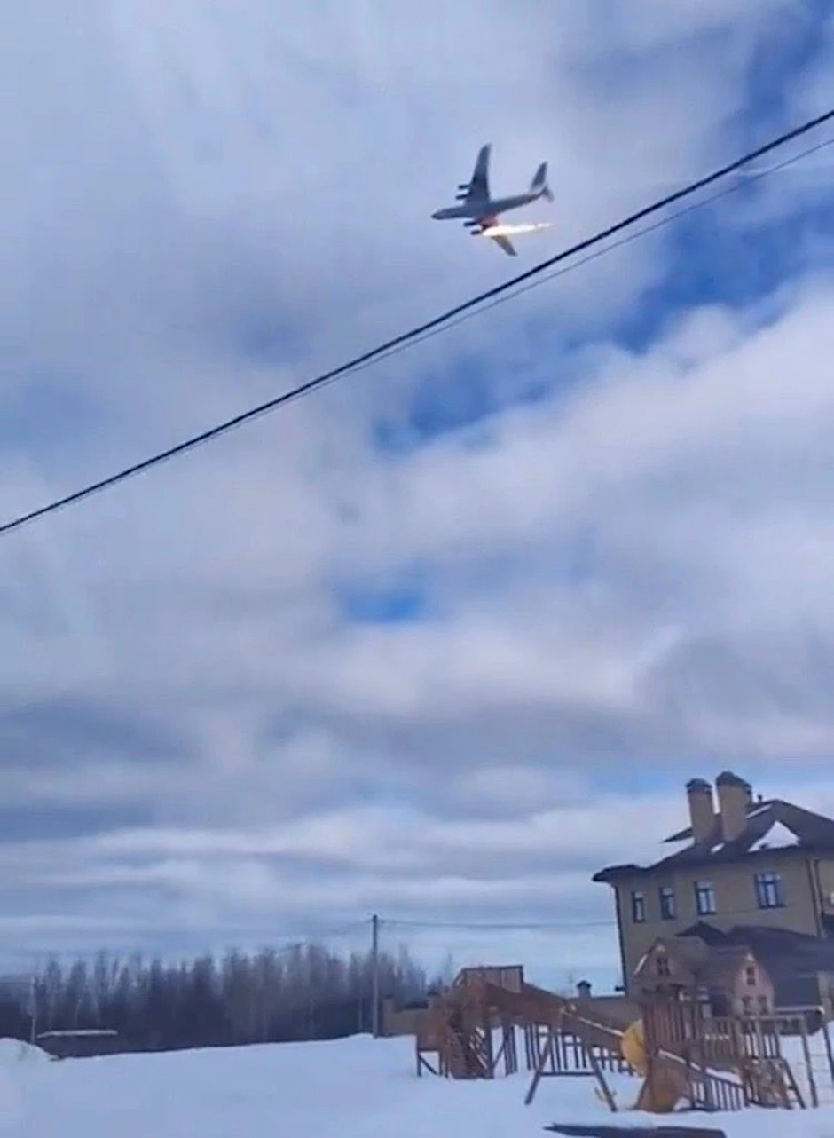 Flugzeug in Russland abgestürzt. Medienberichten zufolge soll es ein Modell des schweren Transportflugzeugs Iljuschin Il-76 sein.