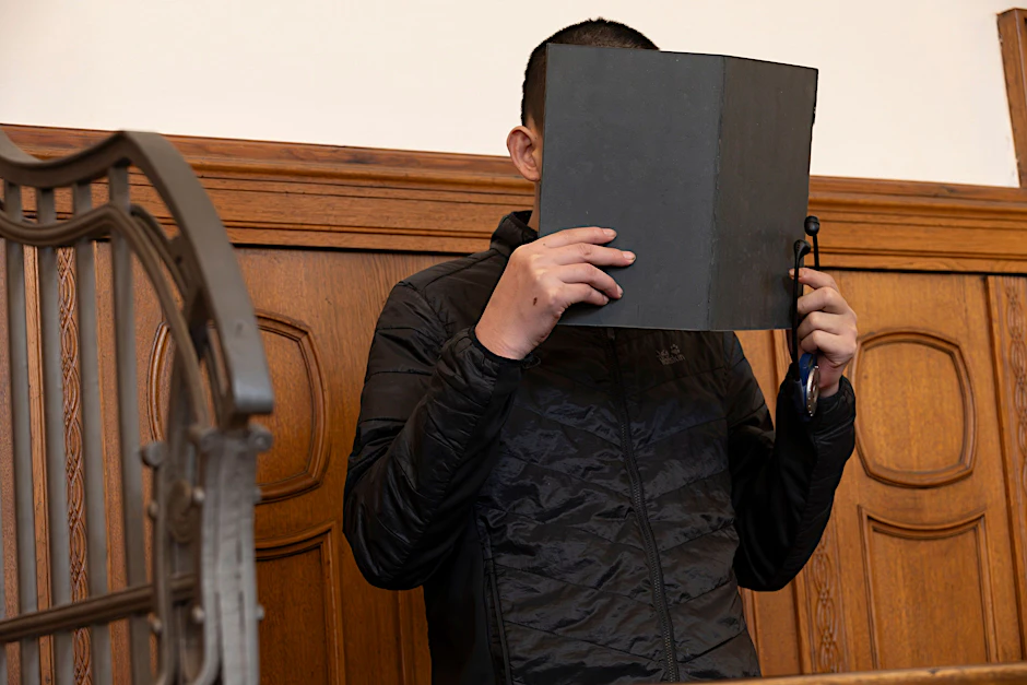 Van T. (29) auf der Anklagebank im Gericht: Er gab die Messer-Tat zu und entschuldigte sich.