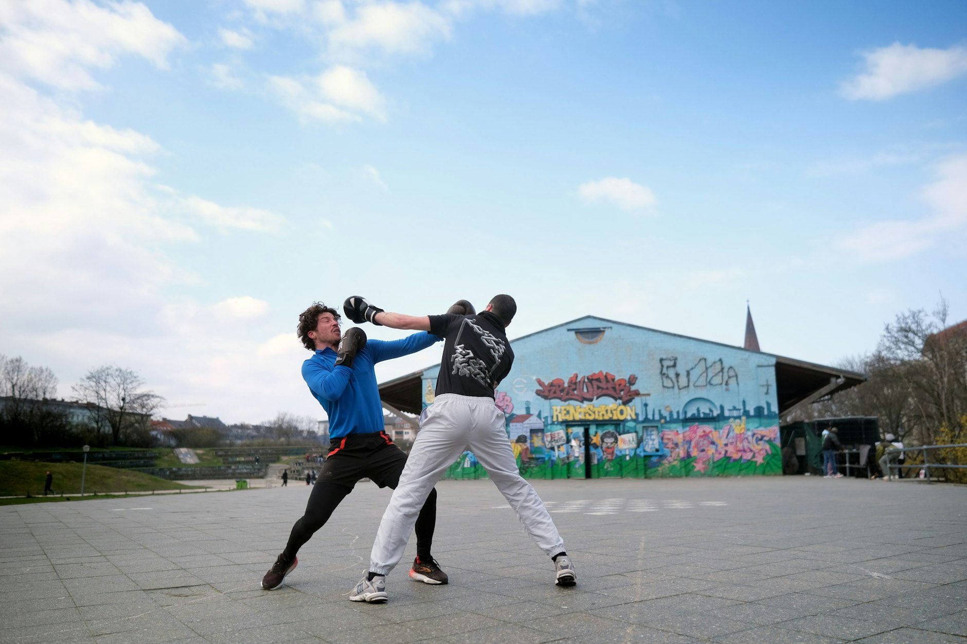 Zwei Freizeitsportler beim Boxen im Görlitzer Park.
