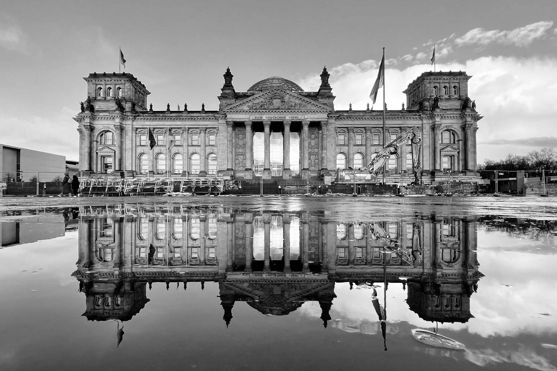 Aus alt mach neu. Typisch für Berlin. In den alten Reichstag zieht nach der Wiedervereinigung der neue Bundestag. 