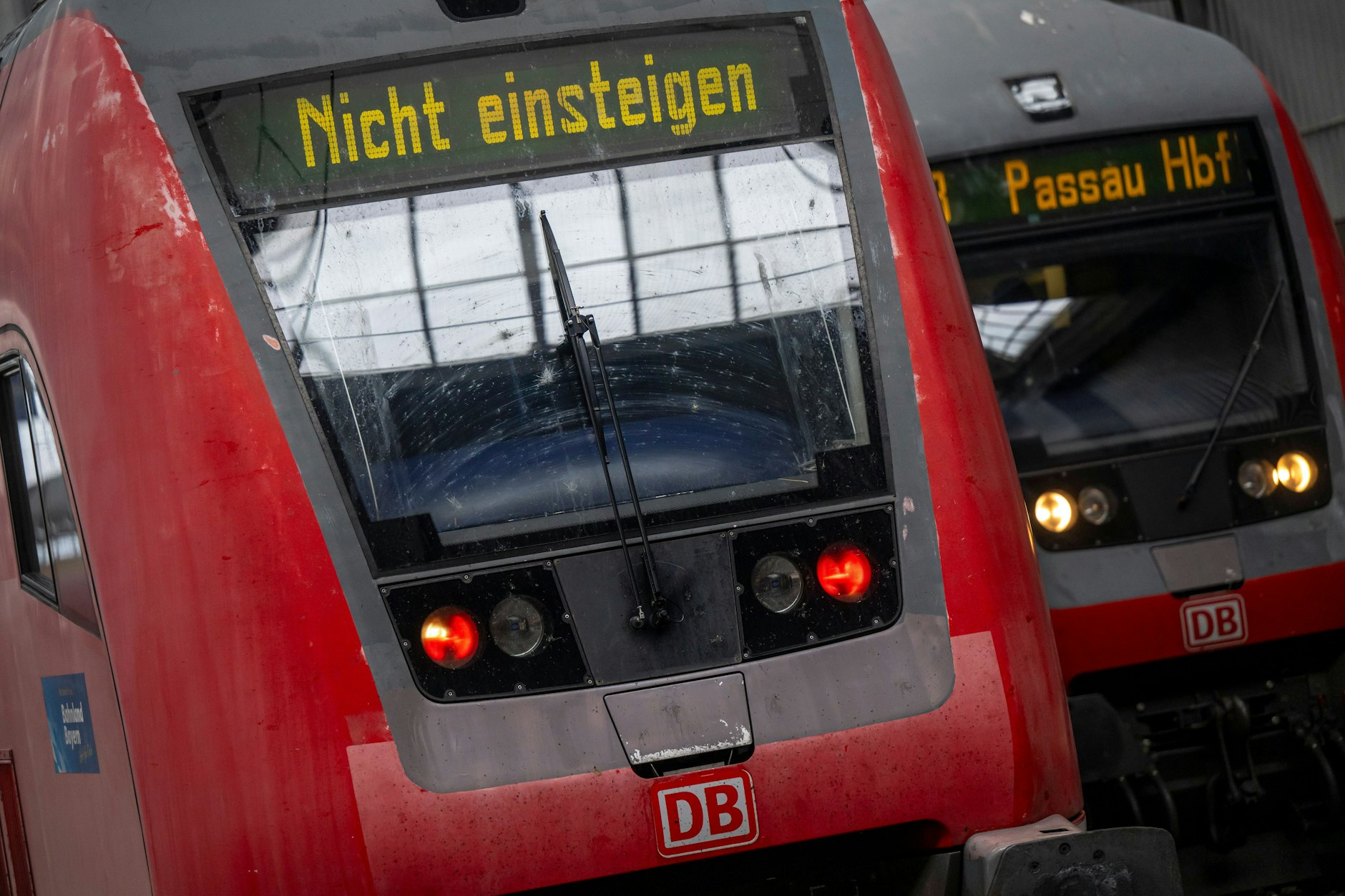 „Nicht einsteigen“ steht an einem Regionalzug der Deutschen Bahn. Die GDL bestreikt den Personenverkehr der Bahn am Dienstag und Mittwoch.