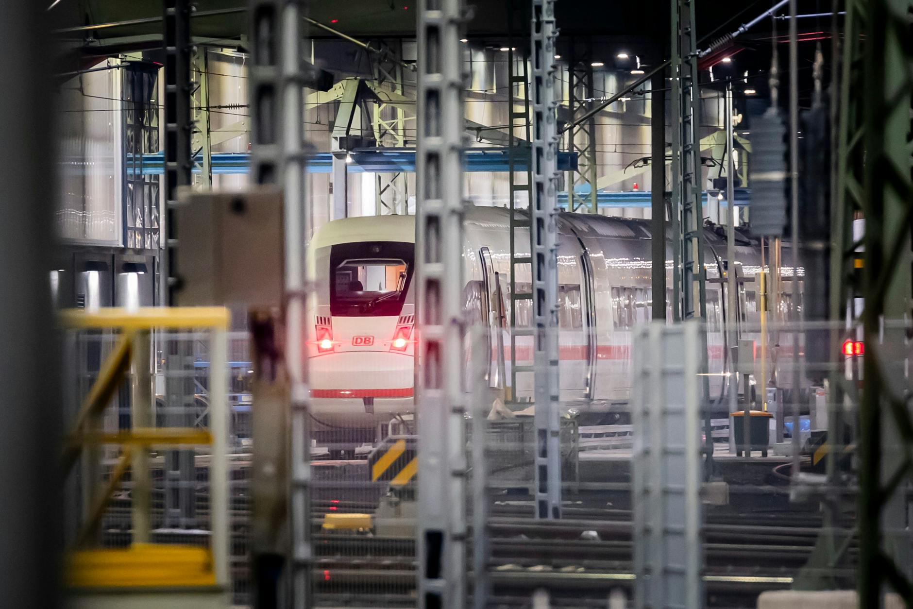 Ein Zug steht im ICE-Werk des Betriebsbahnhofs Rummelsburg. Die Gewerkschaft Deutscher Lokomotivführer (GDL) hat im Tarifstreit bei der Deutschen Bahn im Personen- und im Güterverkehr zu einem weiteren, diesmal jeweils 24-stündigen Streik aufgerufen. 