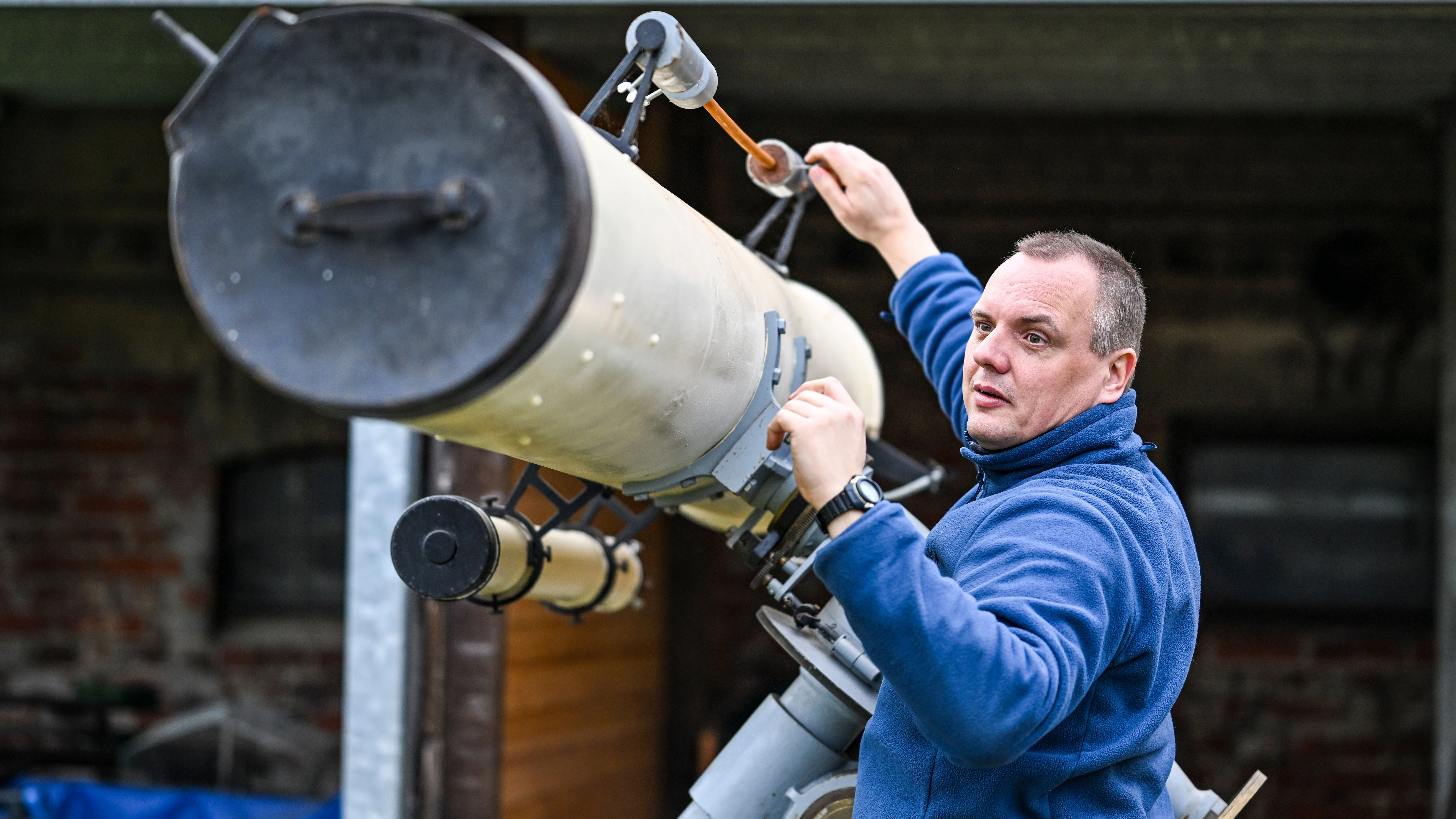 Hobbyastronom Thomas Becker steht im Sternenpark Westhavelland an seinem Linsenteleskop.