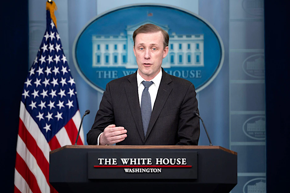 Der Nationale Sicherheitsberater der USA, Jake Sullivan, verkündet den Beschluss.