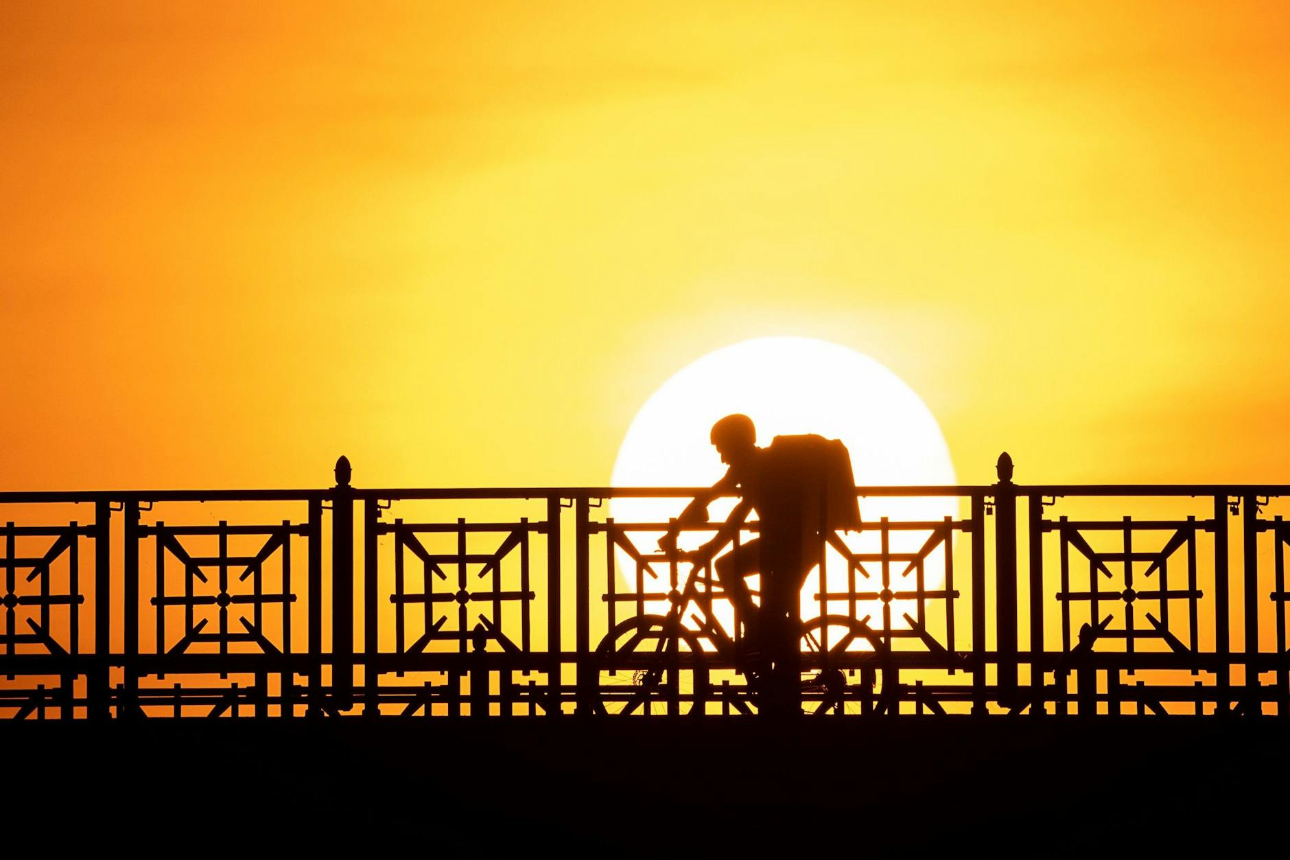 Der Fahrer eines Lieferdiensts fährt über eine Brücke. Die EU-Staaten wollen mehr Arbeitnehmerrechte bei einigen Online-Plattformen durchsetzen.