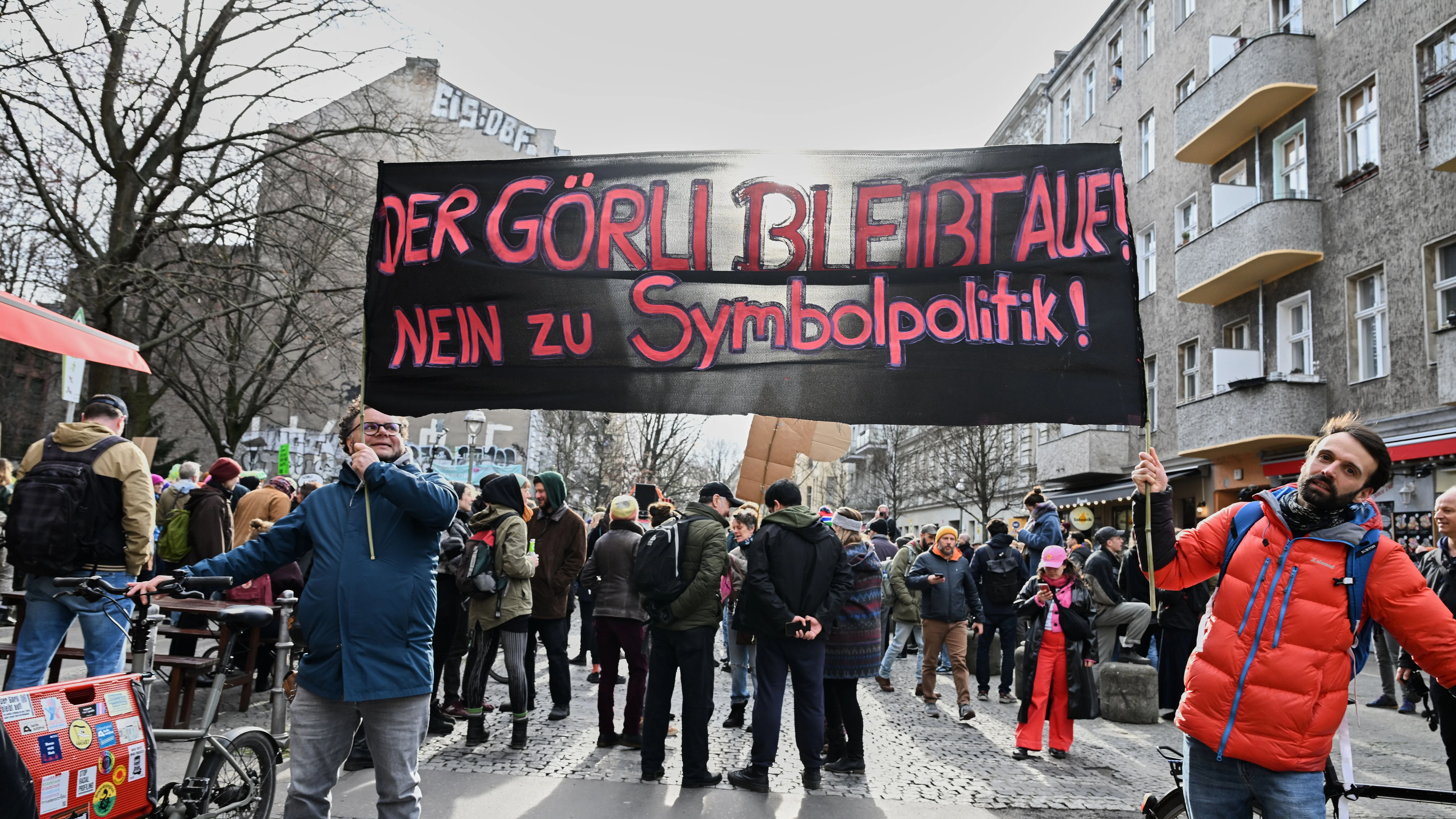 „Der Görli bleibt auf! Nein zu Symbolpolitik!“ steht auf dem Banner, das die Teilnehmer einer Demonstration gegen eine Umzäunung und nächtliche Schließung des Görlitzer Parks zeigen.&nbsp;