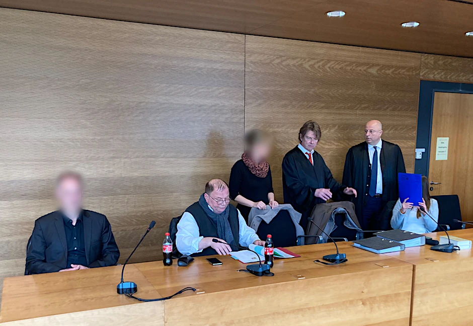 Die drei Angeklagten im Prozess wegen mutmaßlicher Beleidigung des Virologen Christian Drosten mit ihren Anwälten vor Gericht in Waren an der Müritz.&nbsp;&nbsp;
