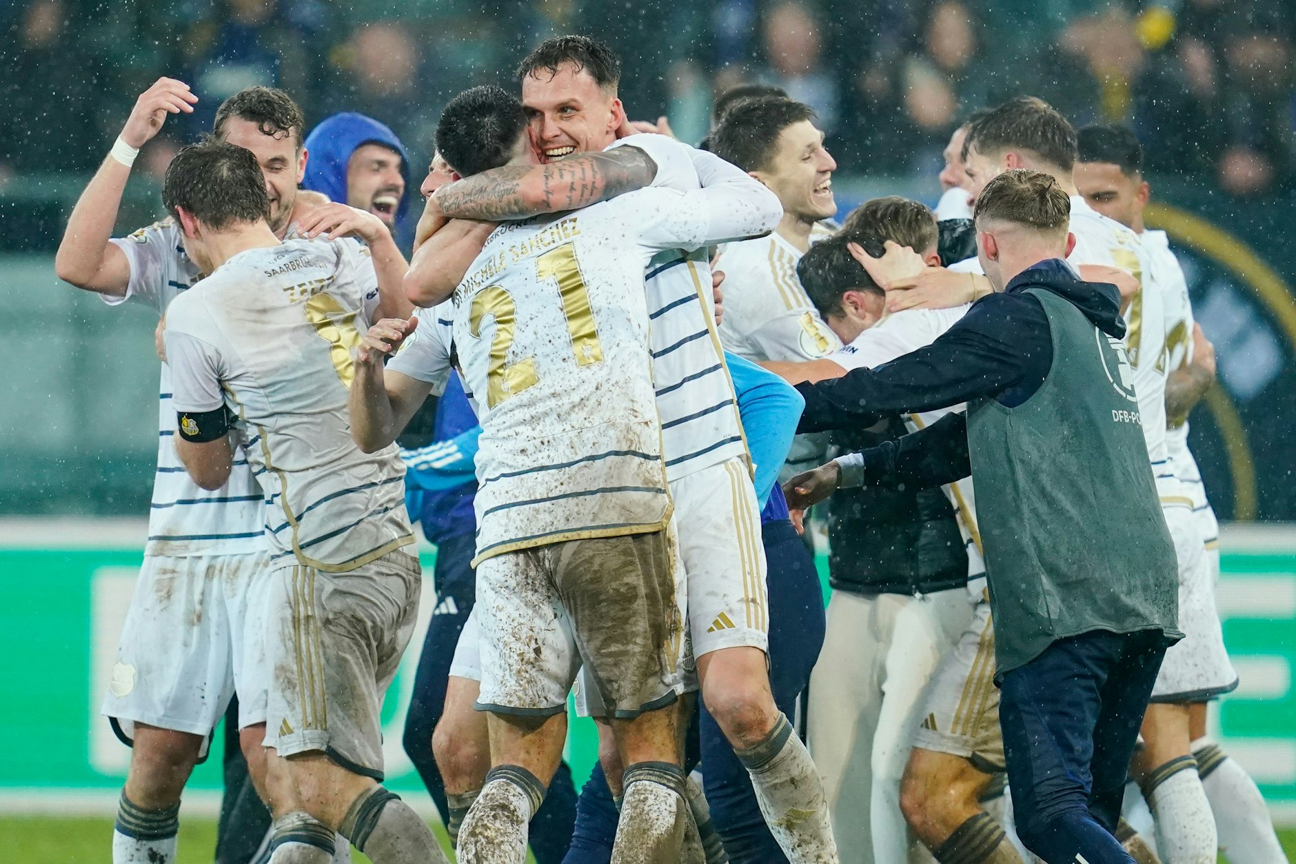 Fußball: DFB-Pokal, 1. FC Saarbrücken - Borussia Mönchengladbach, Viertelfinale: Die Mannschaft von Saarbrücken feiert überschwänglich ihren Sieg über Mönchengladbach. 