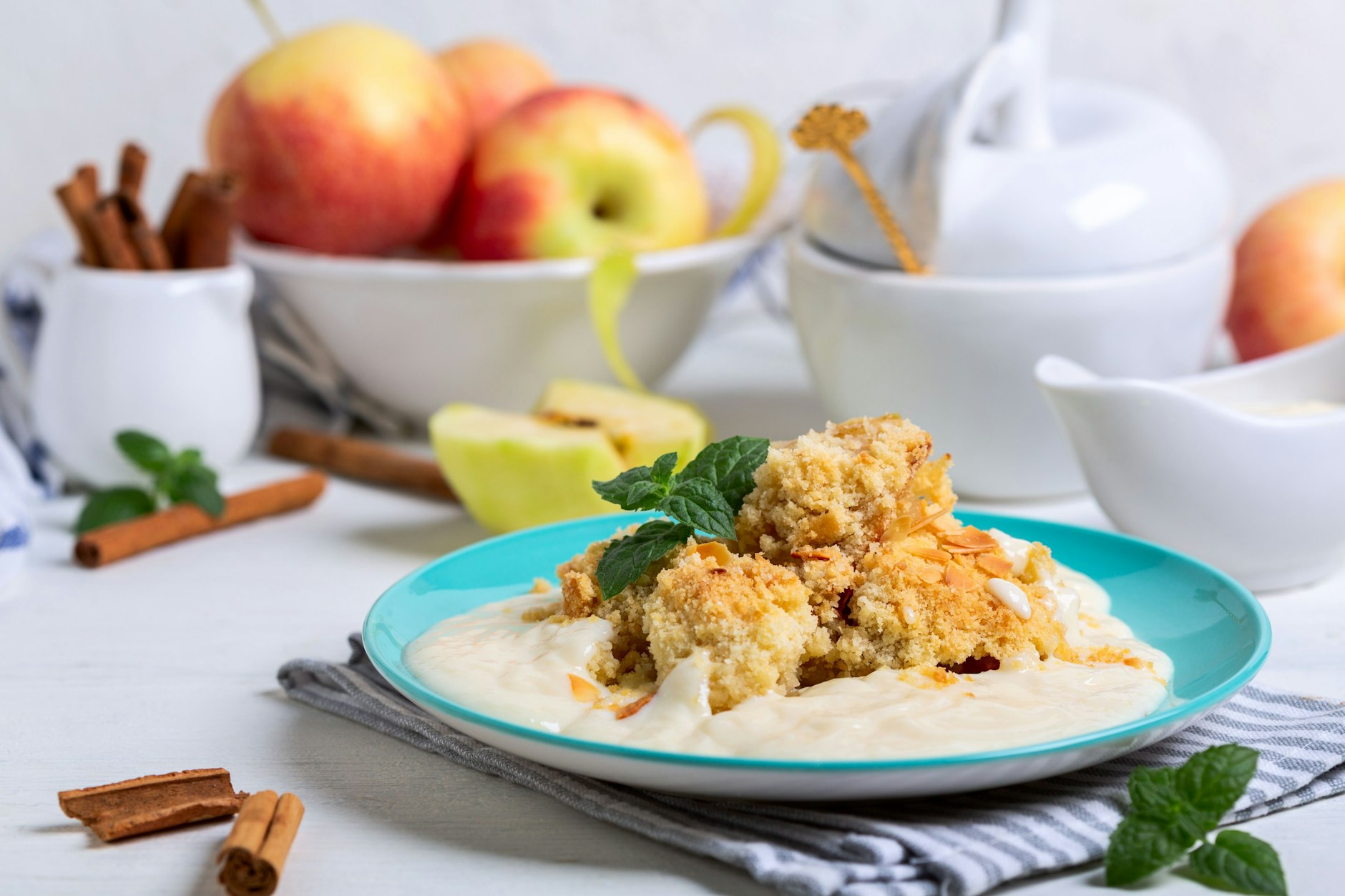 Probieren Sie das Rezept für Apple Crumble und servieren Sie es mit viel Vanille-Soße.