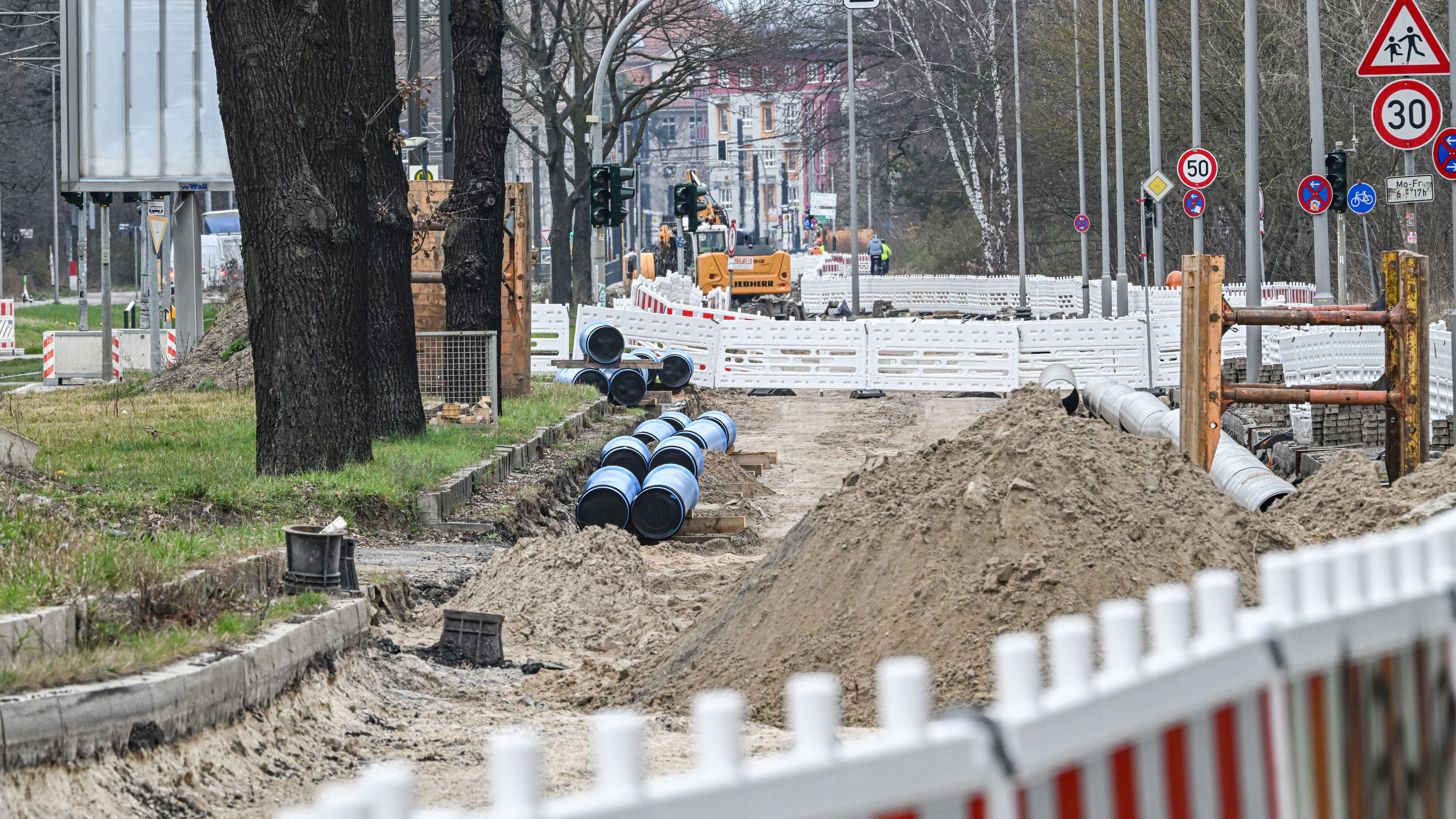 Die Bauarbeiten auf der Treskowallee verzögern sich, das Verkehrschaos in Köpenick bleibt vorerst.