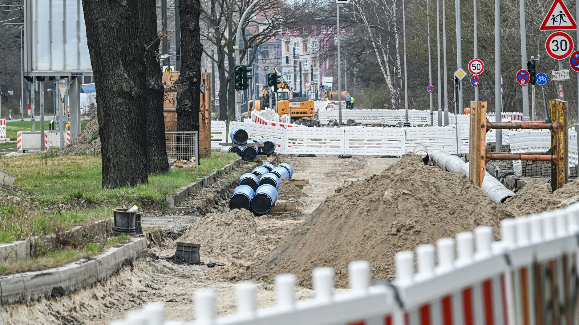 Die Bauarbeiten auf der Treskowallee verzögern sich, das Verkehrschaos in Köpenick bleibt vorerst.