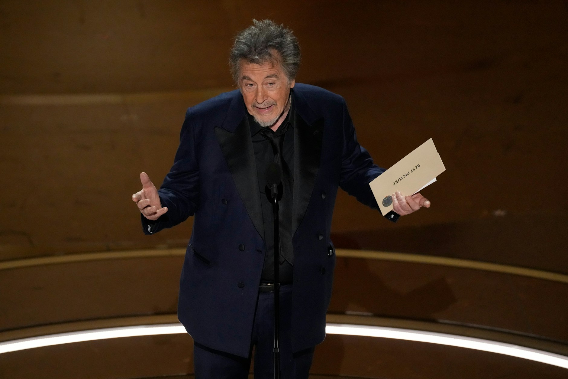 Holperig: Al Pacino präsentiert den Preis für den besten Film bei der Oscarverleihung 2024 im Dolby Theatre in Los Angeles.