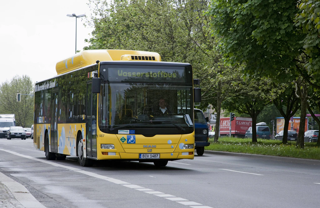 Die BVG hat sich eine Zeit lang an Wasserstoff-Bussen versucht. Doch der Probebetrieb wurde schon vor fast 15 Jahren wieder eingestellt.
