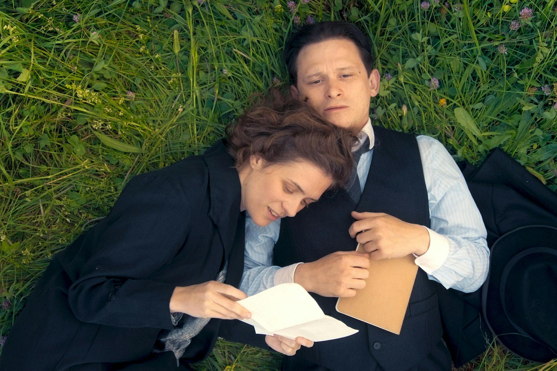 Liv Lisa Fries als Milena Jesenská und Joel Basman in der Titelrolle des ARD-Sechsteilers „Kafka“ zum 100. Geburtstag des berühmten Schriftstellers (v.l.)