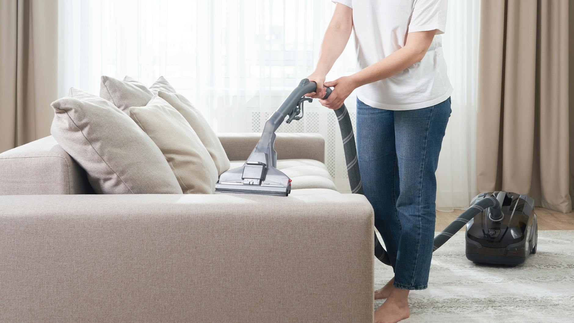 Das Sofa aus Stoff ist eine von vielen Staubquellen, es sollte regelmäßig gereinigt werden.