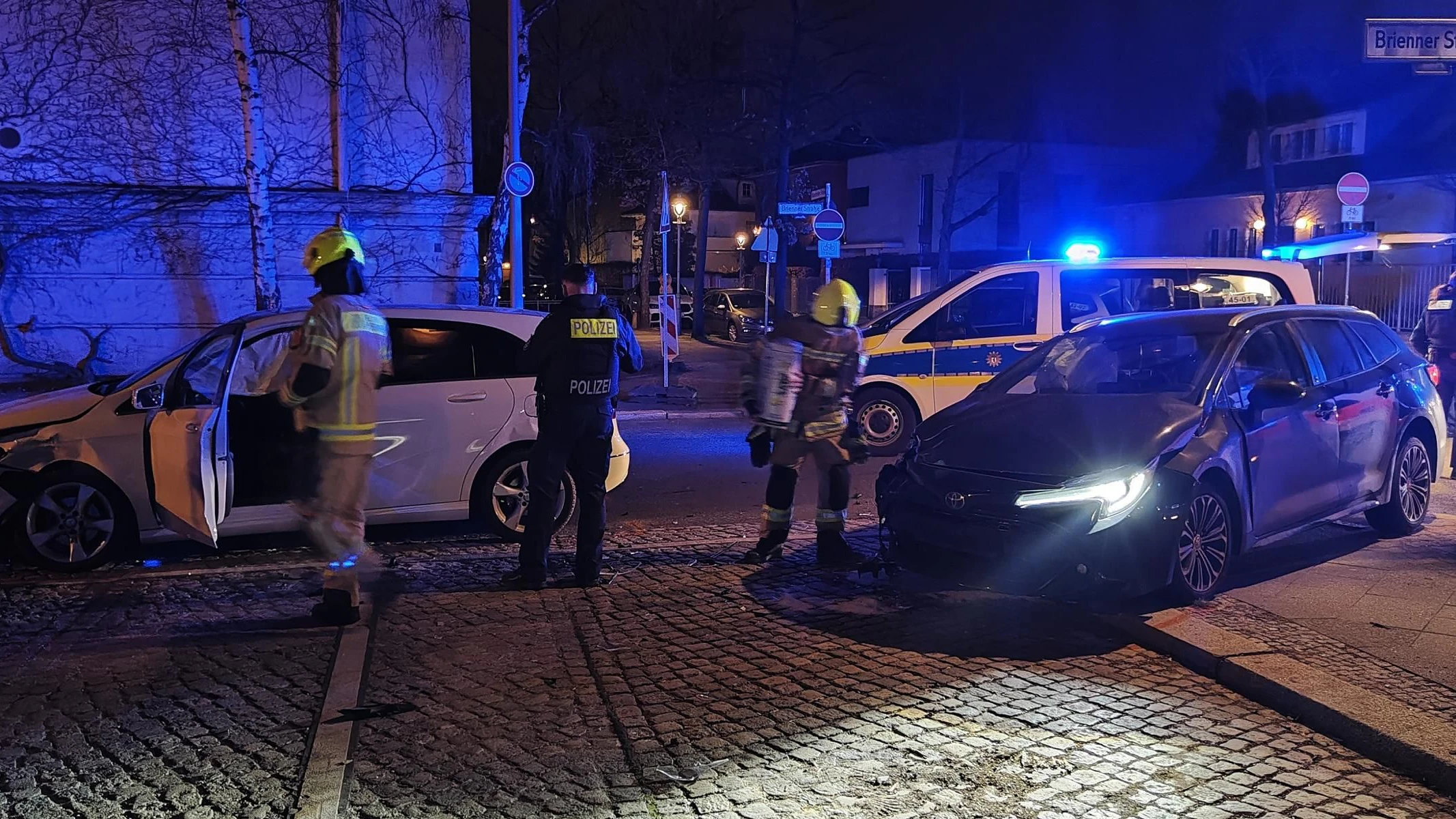 Einsatzkräfte am Unfallort in Wilmersdorf.