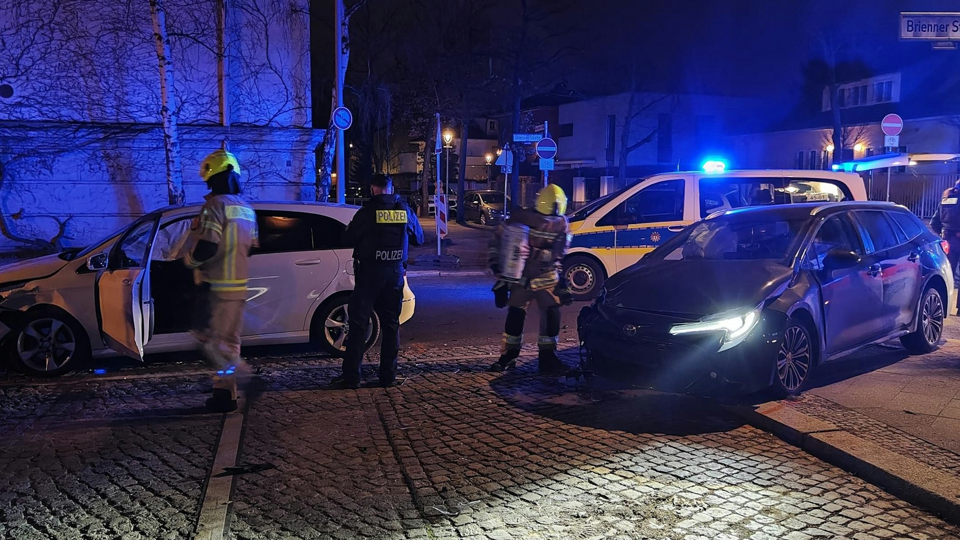 Einsatzkräfte am Unfallort in Wilmersdorf.