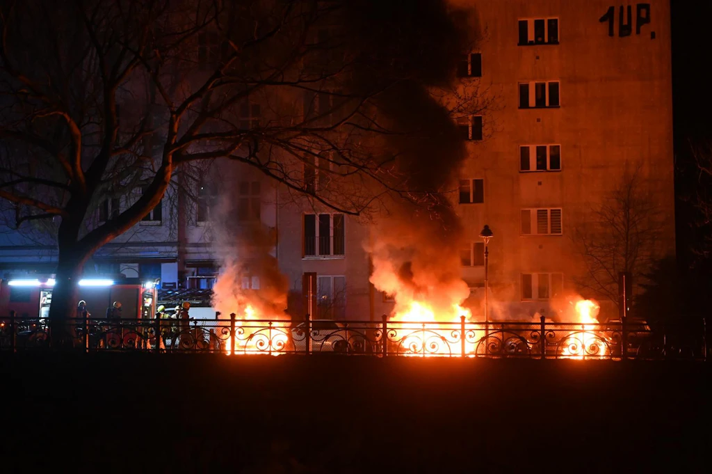 Autos, Lauben, Gartenhäuser – mehrere Brände in Berlin machen der Feuerwehr zu schaffen