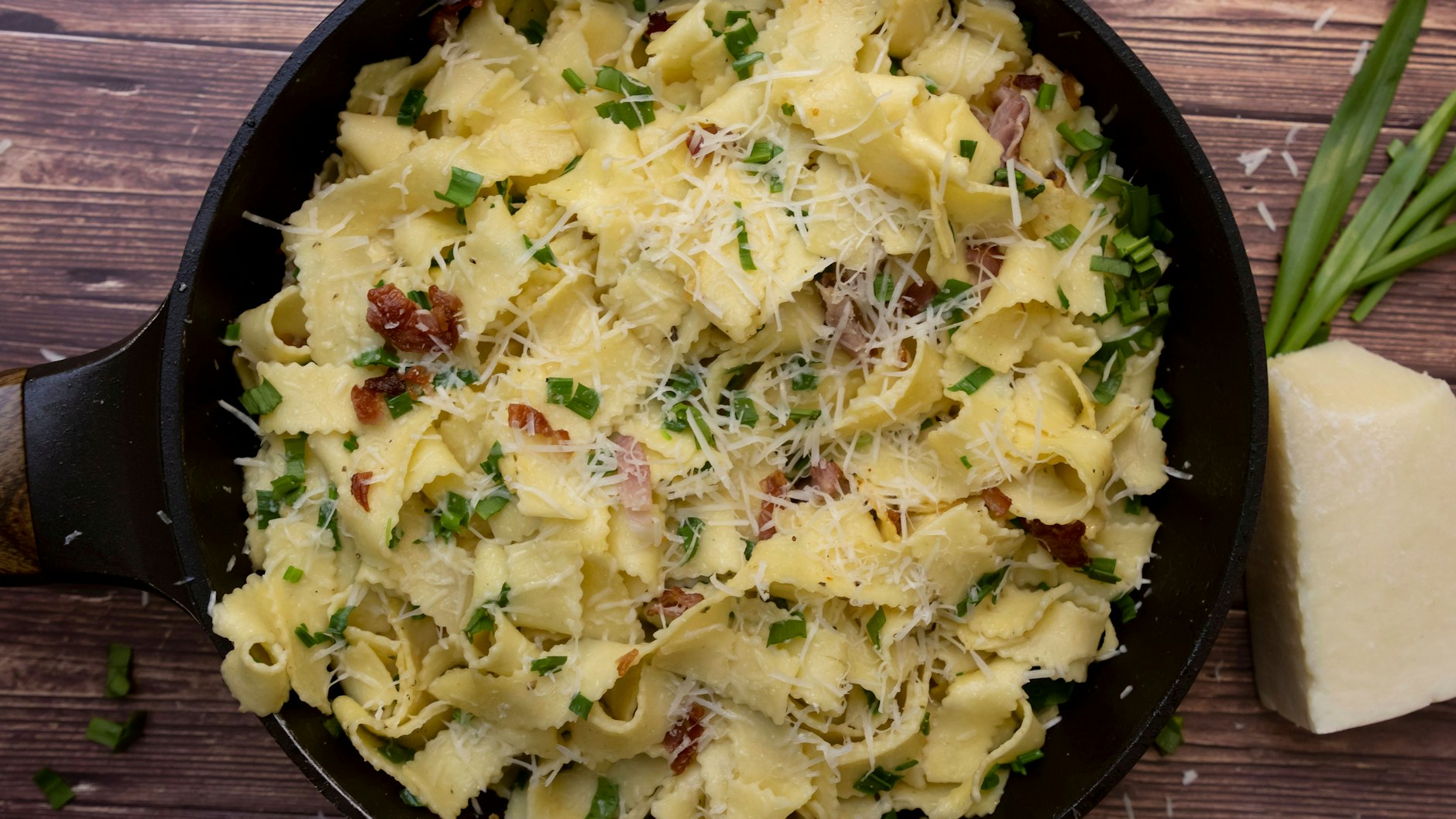Lecker und schnell gemacht: Dieses Rezept für Nudeln mit Bärlauch und Parmesan ist ein echtes Blitz-Gericht!