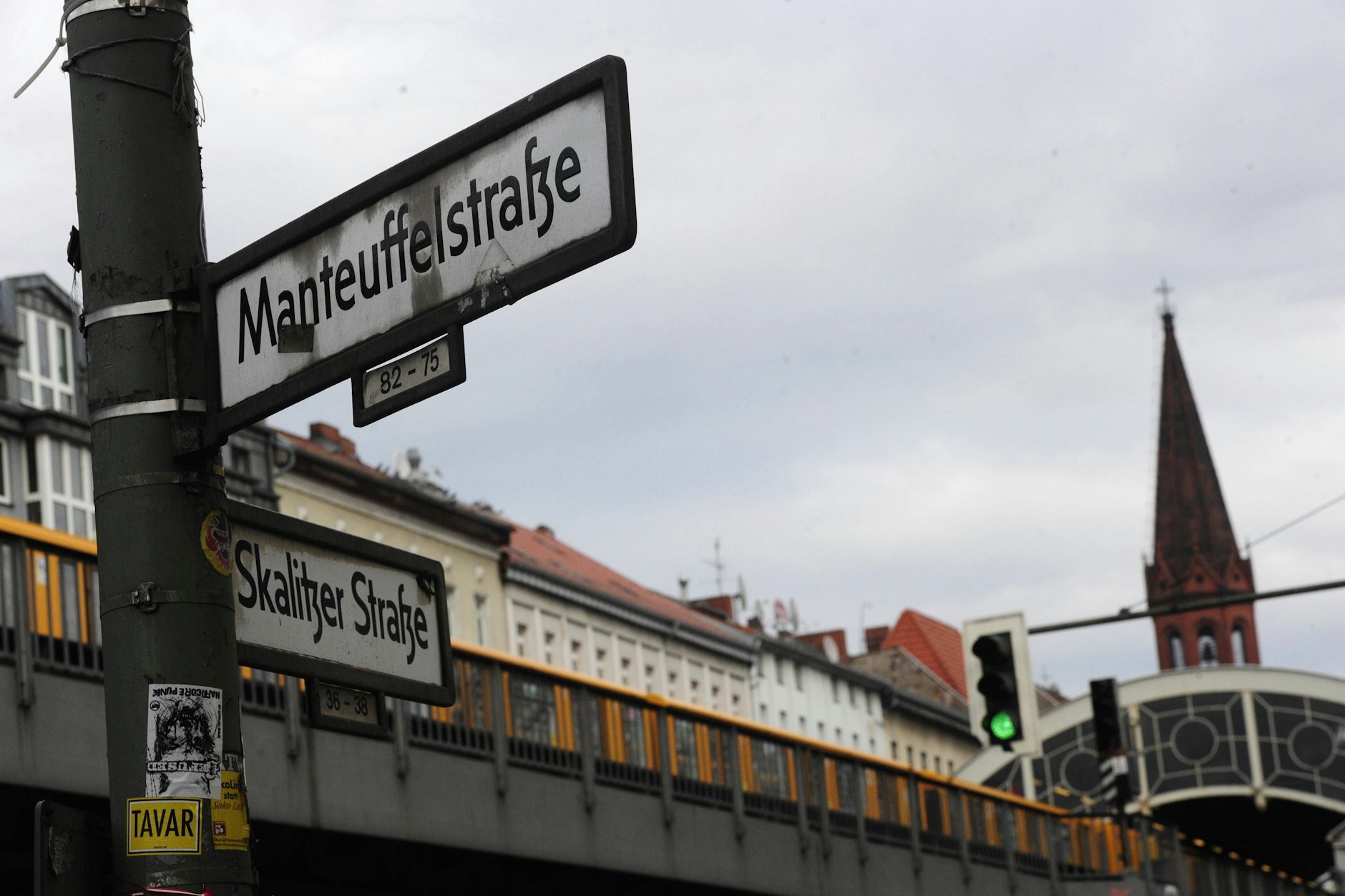 Die Straßenschilder sind unverändert, aber die Manteuffelstraße heißt seit ein paar Monaten anders.