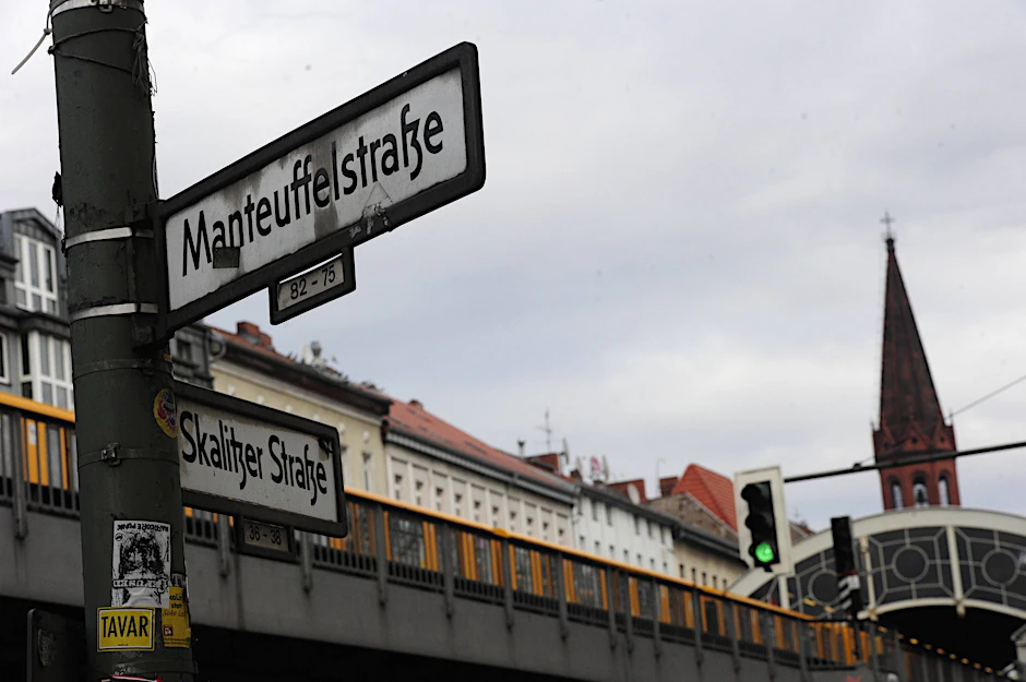 Die Straßenschilder sind unverändert, aber die Manteuffelstraße heißt seit ein paar Monaten anders.