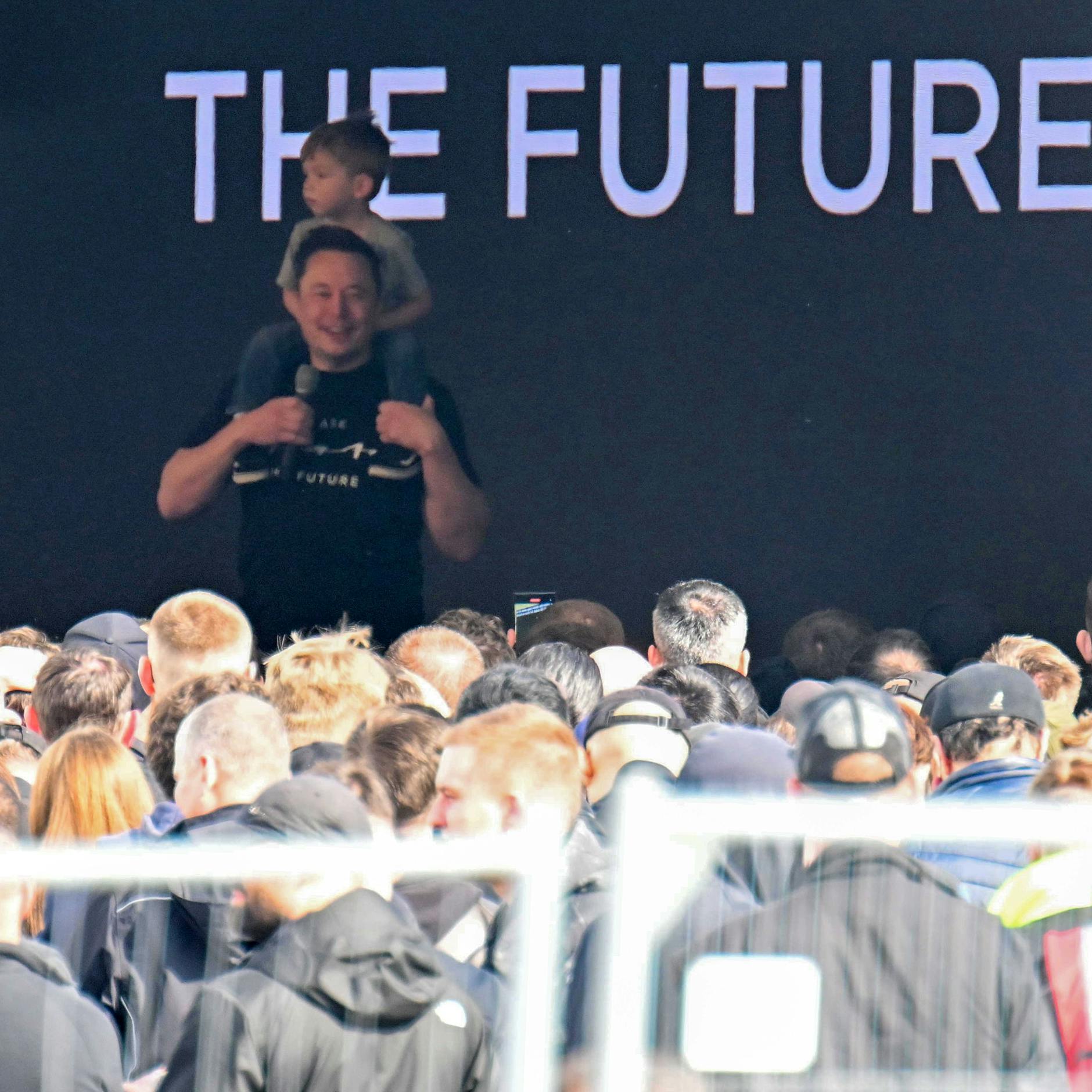 Chef-Visite: Elon Musk trifft in Grünheide Tesla-Mitarbeiter