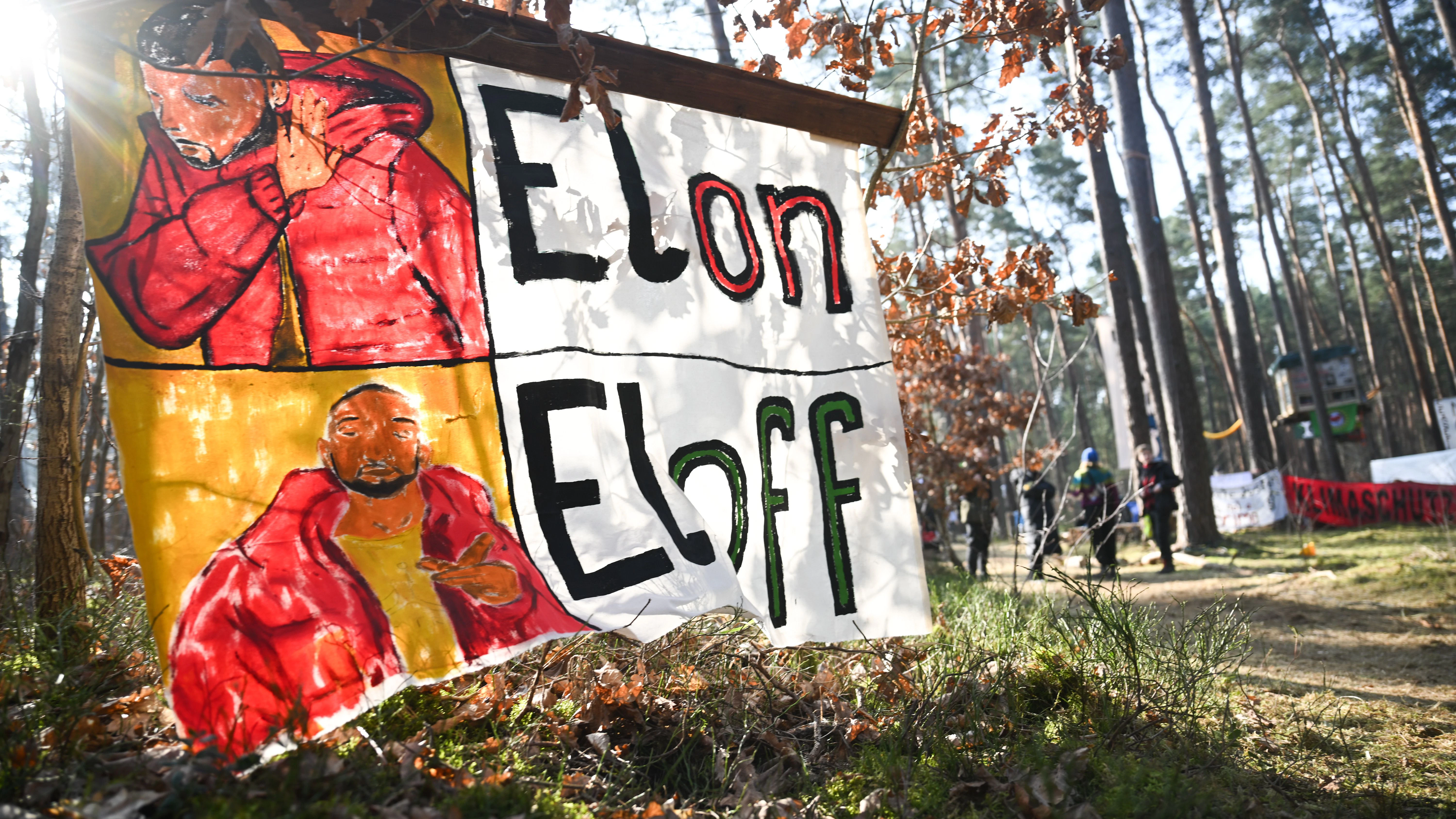 Grünheide: Ein Transparent mit der Aufschrift „Elon“ und „Eloff“ hängt im Camp der Initiative „Tesla stoppen“ in einem Kiefernwald bei Fangschleuse nahe dem Werk der Tesla-Gigafactory Berlin-Brandenburg.&nbsp;