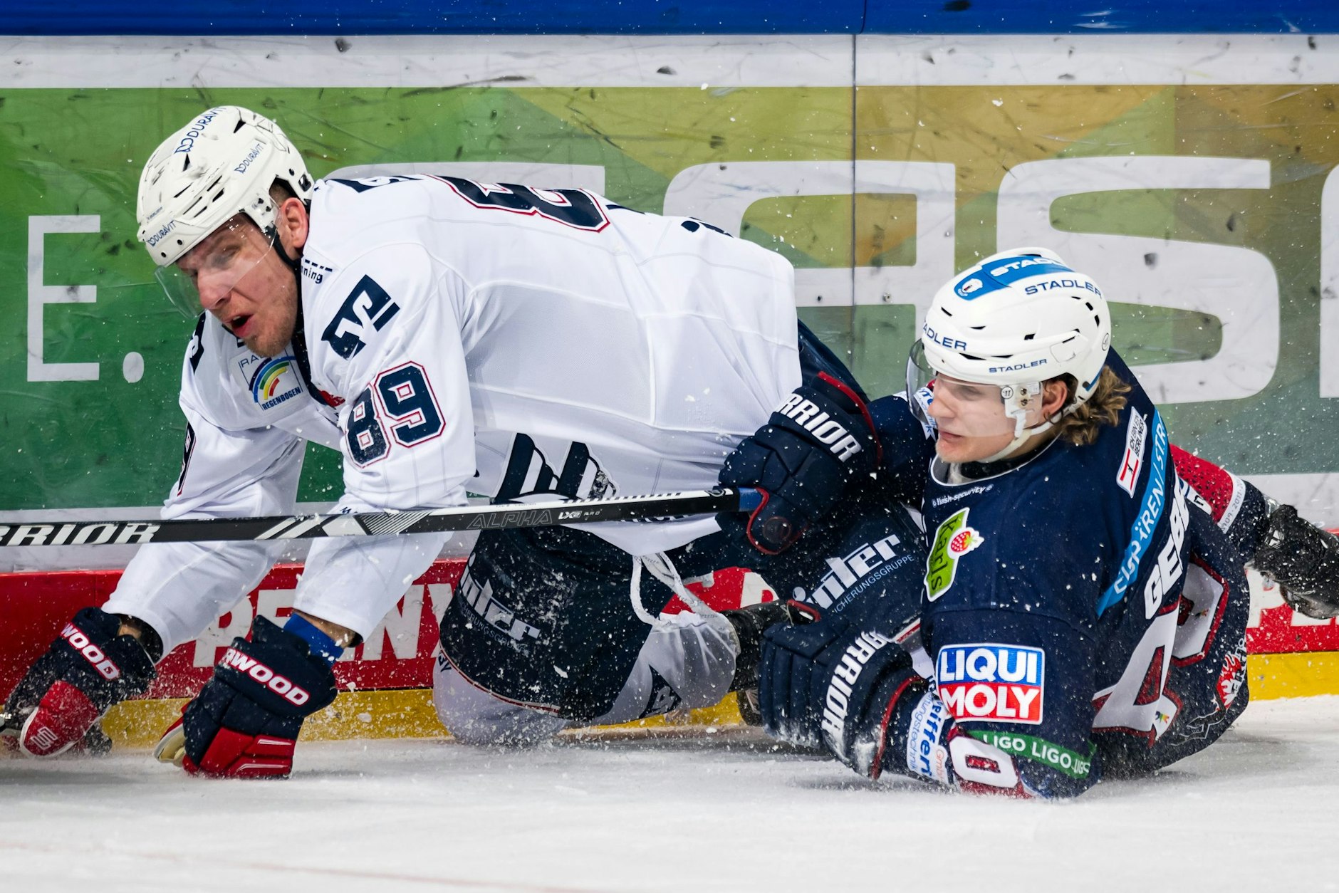 Wenn die Eisbären auf Mannheim treffen, geht’s immer rund wie hier zwischen Korbinian Geibel (r.) und Adler David Wolf.