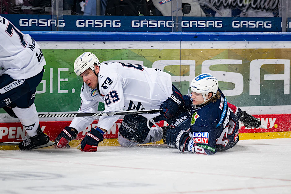 Wenn die Eisbären auf Mannheim treffen, geht’s immer rund wie hier zwischen Korbinian Geibel (r.) und Adler David Wolf.