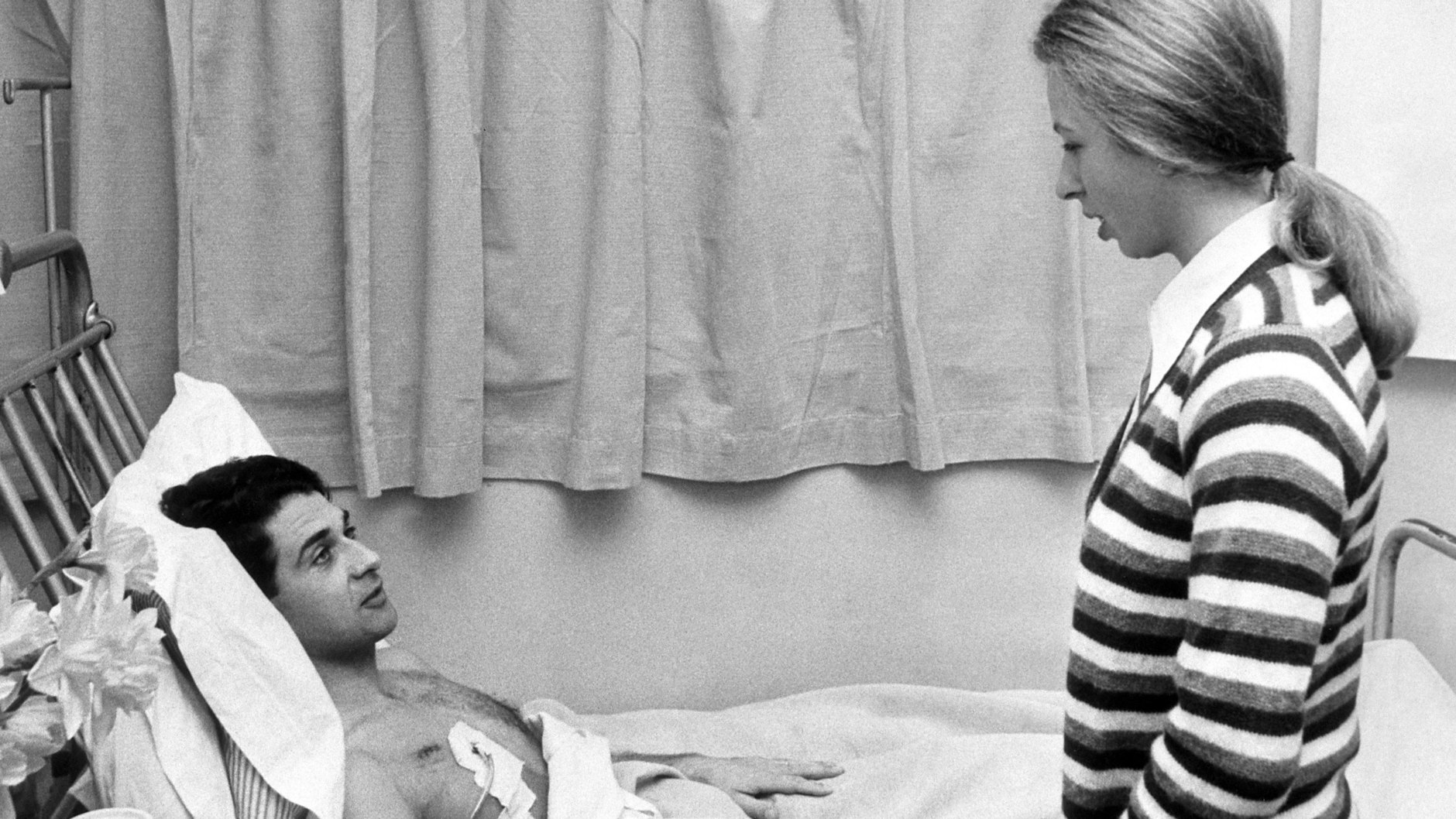 Prinzessin Anne spricht im Krankenhaus mit ihrem Leibwächter, James Beaton, der bei einer versuchten Entführung Annes verletzt wurde.