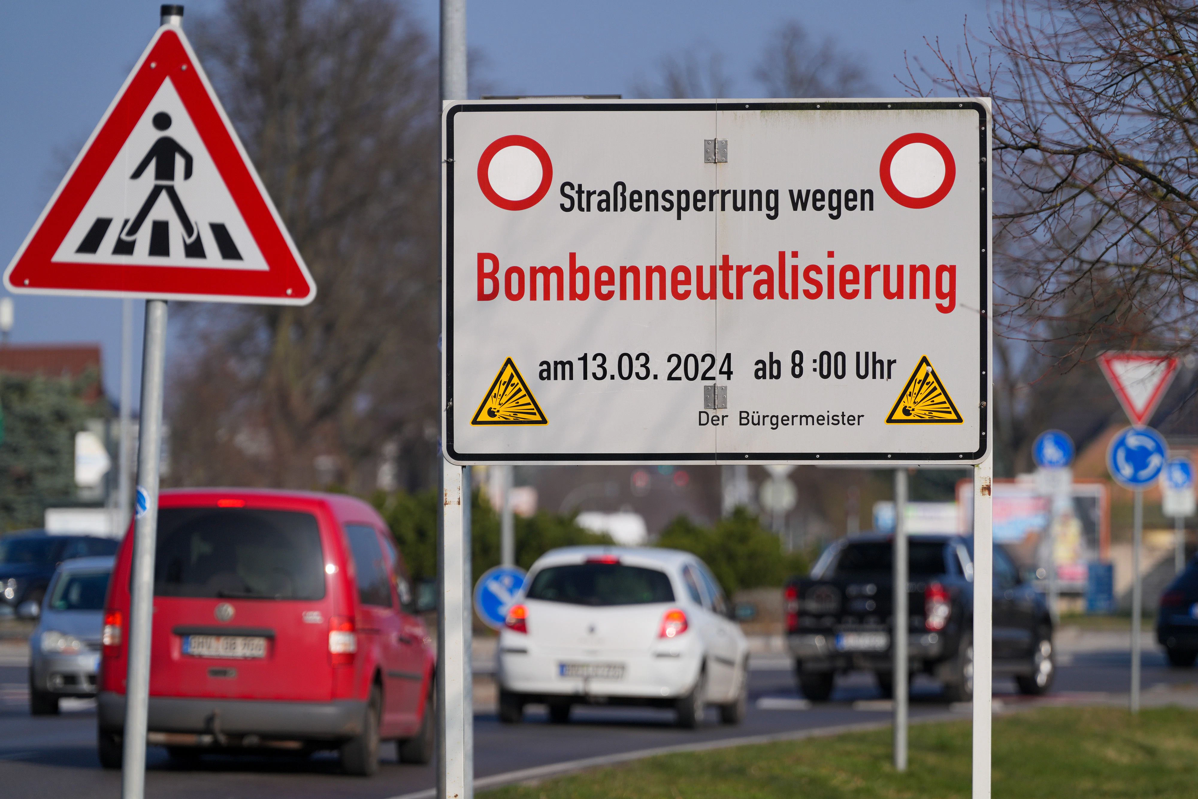 Ein Straßenschild weist auf die Bombenentschärfung in Oranienburg hin.