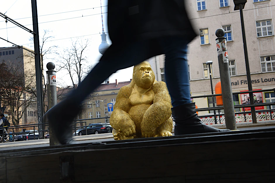 Ein goldener Gorilla wachte vor dem LSD-Store in der Berliner Torstraße.