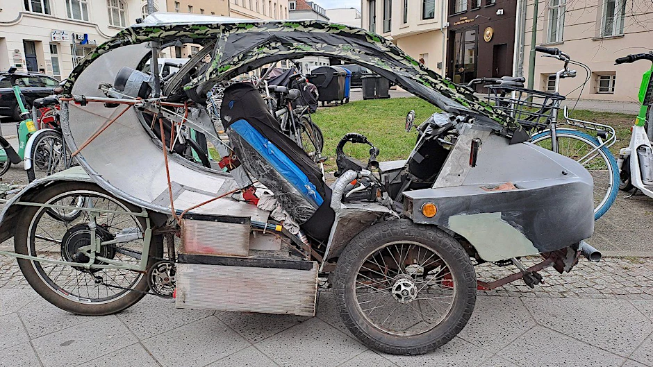 Lustiges Fahrgestell in Mitte zog Polizei an – das geschah dann!